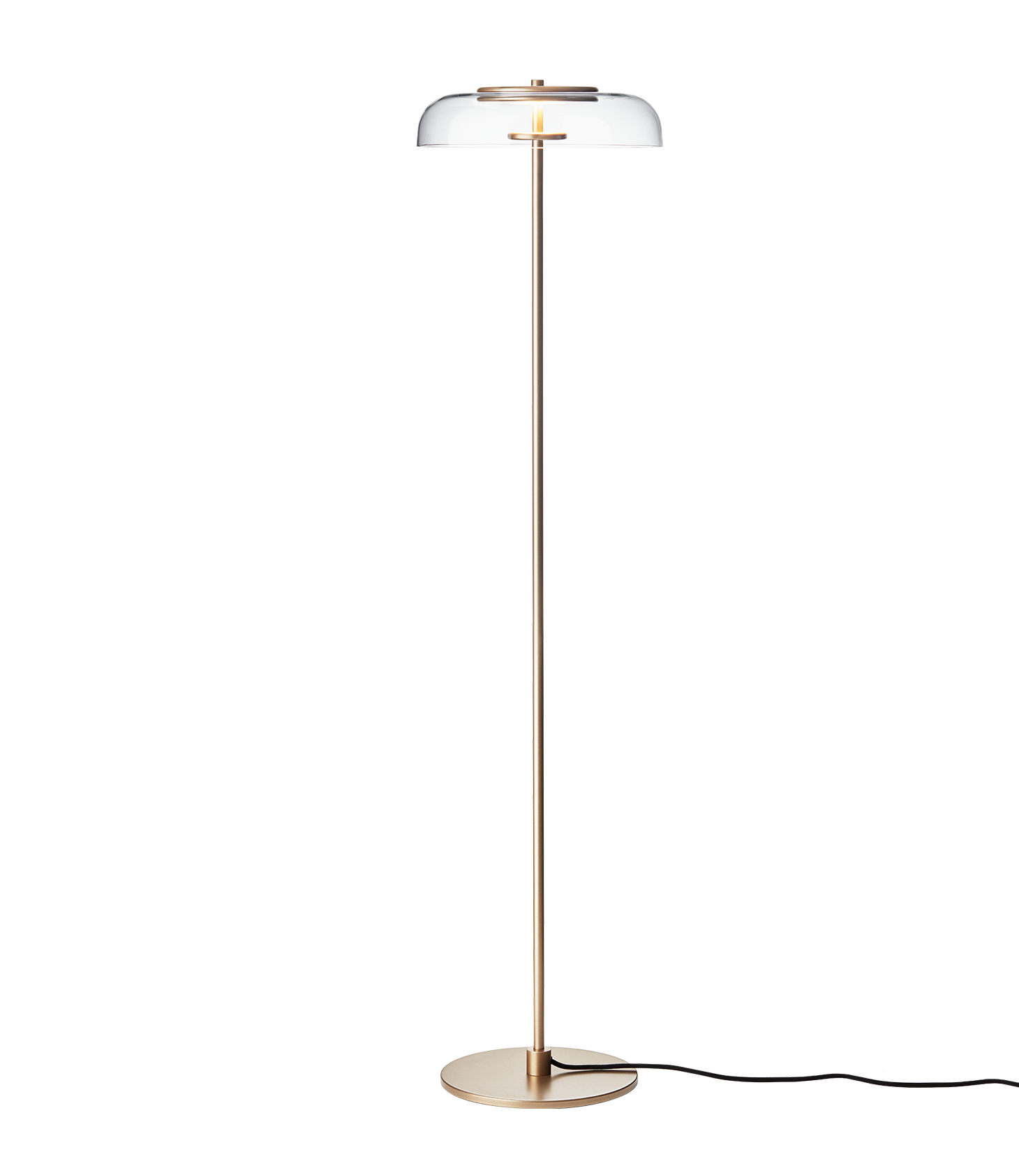Gulvlampe med gyldent stel og fatning samt klar glasskærm, på hvid baggrund