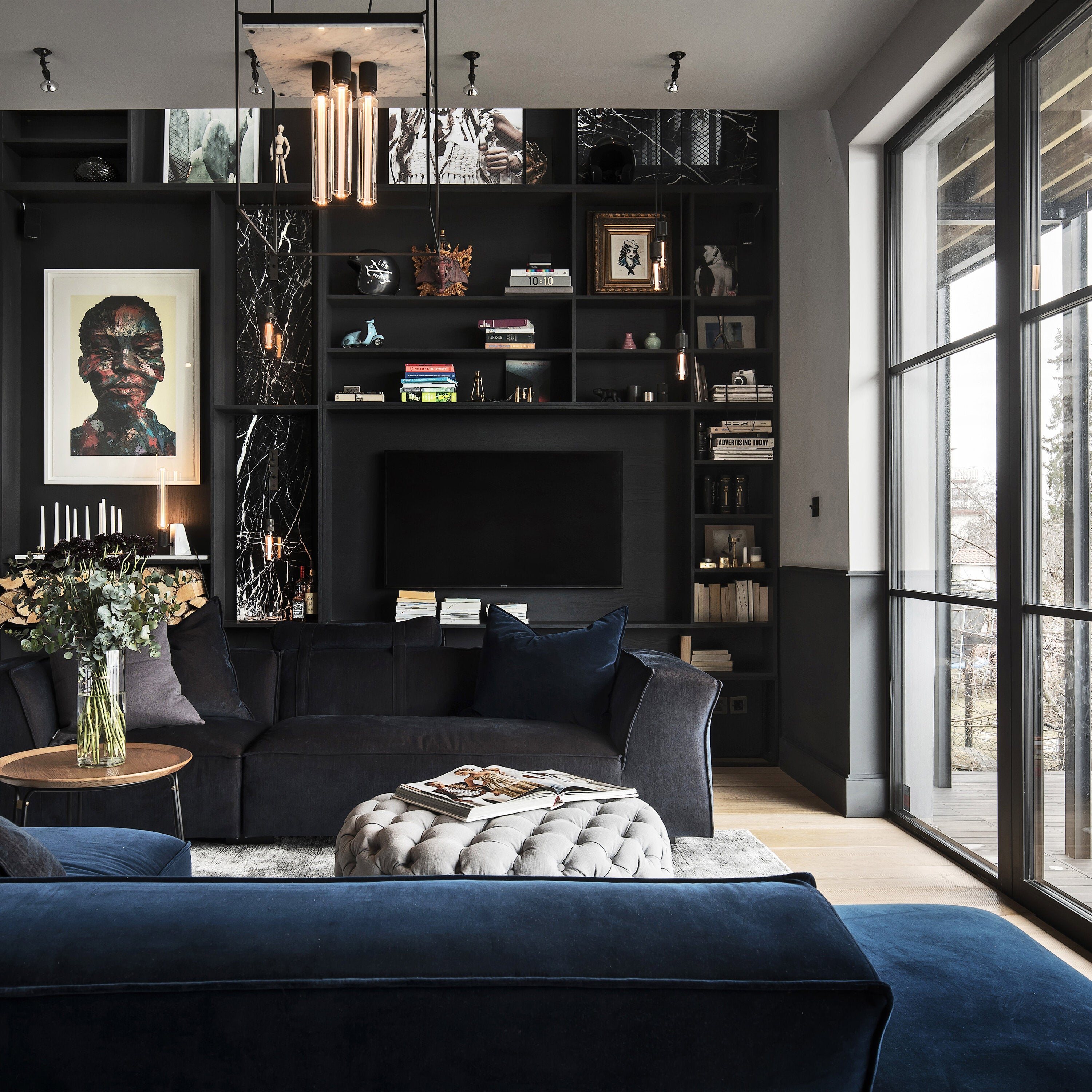 Caged loftlampe fra Buster and Punch i sort med hvid marmor bagplade.