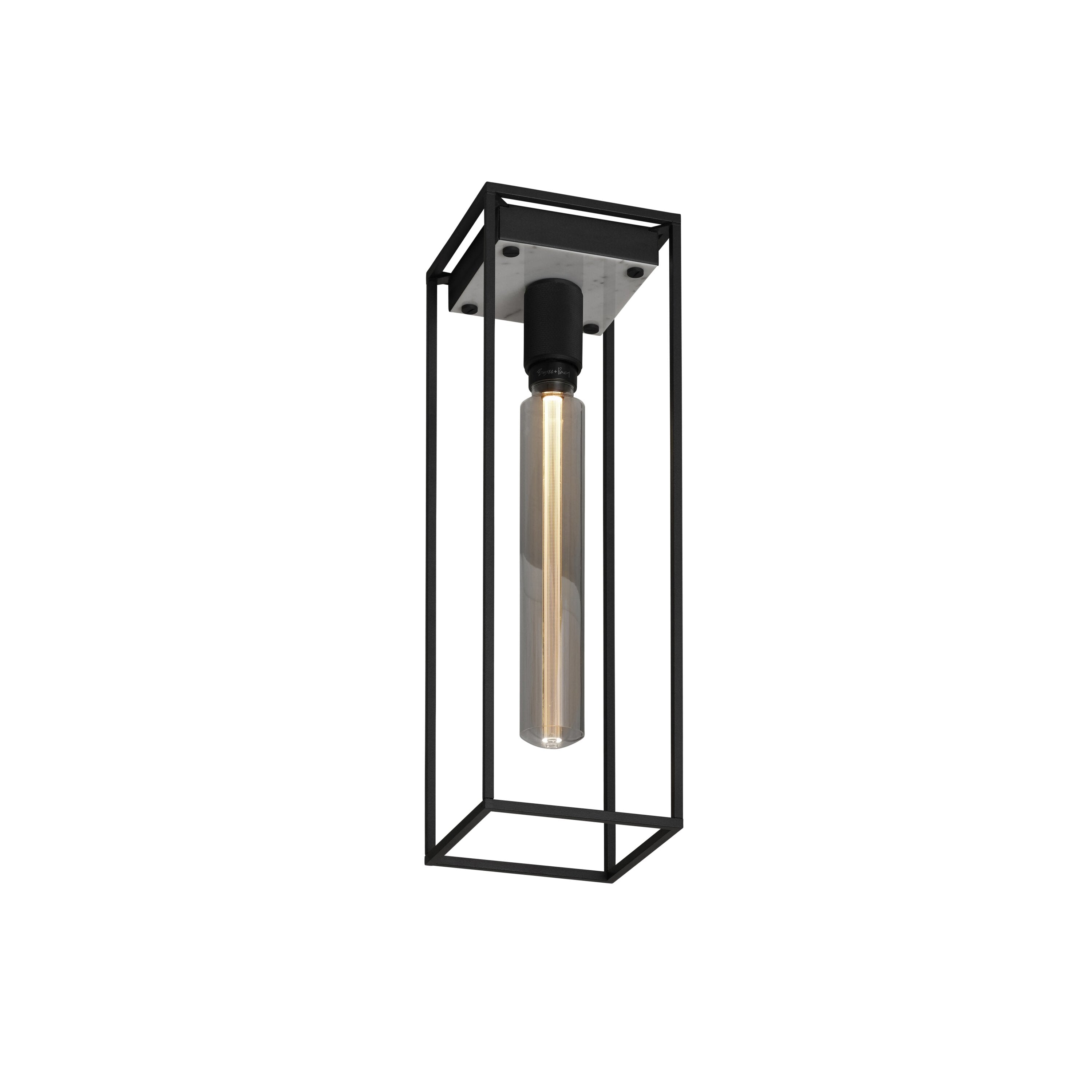 Caged loftlampe fra Buster and Punch i sort med bagpanel i hvid marmor.