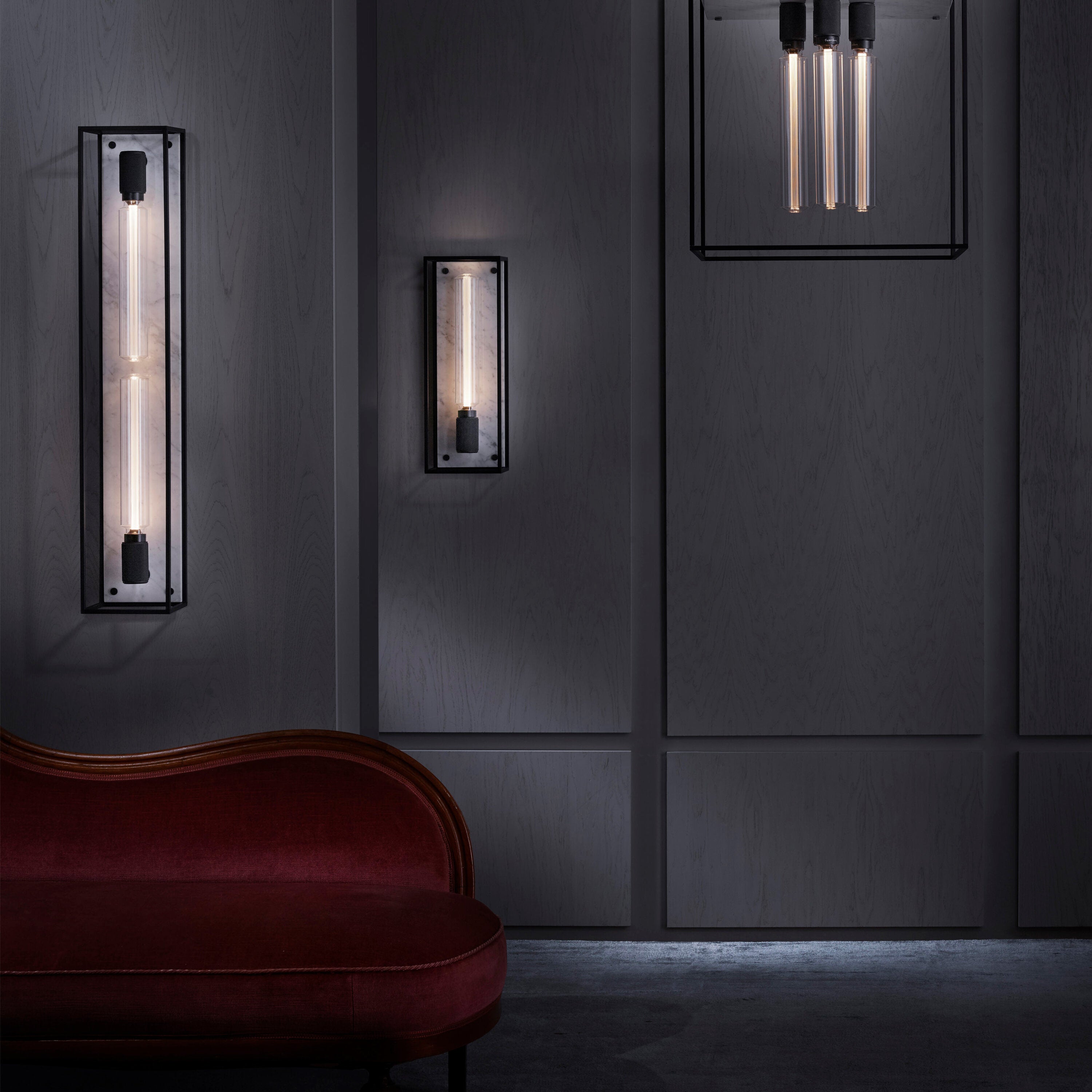 Buster and Punch caged wall lamp X-large i sort metal med bagplade i hvid marmor.