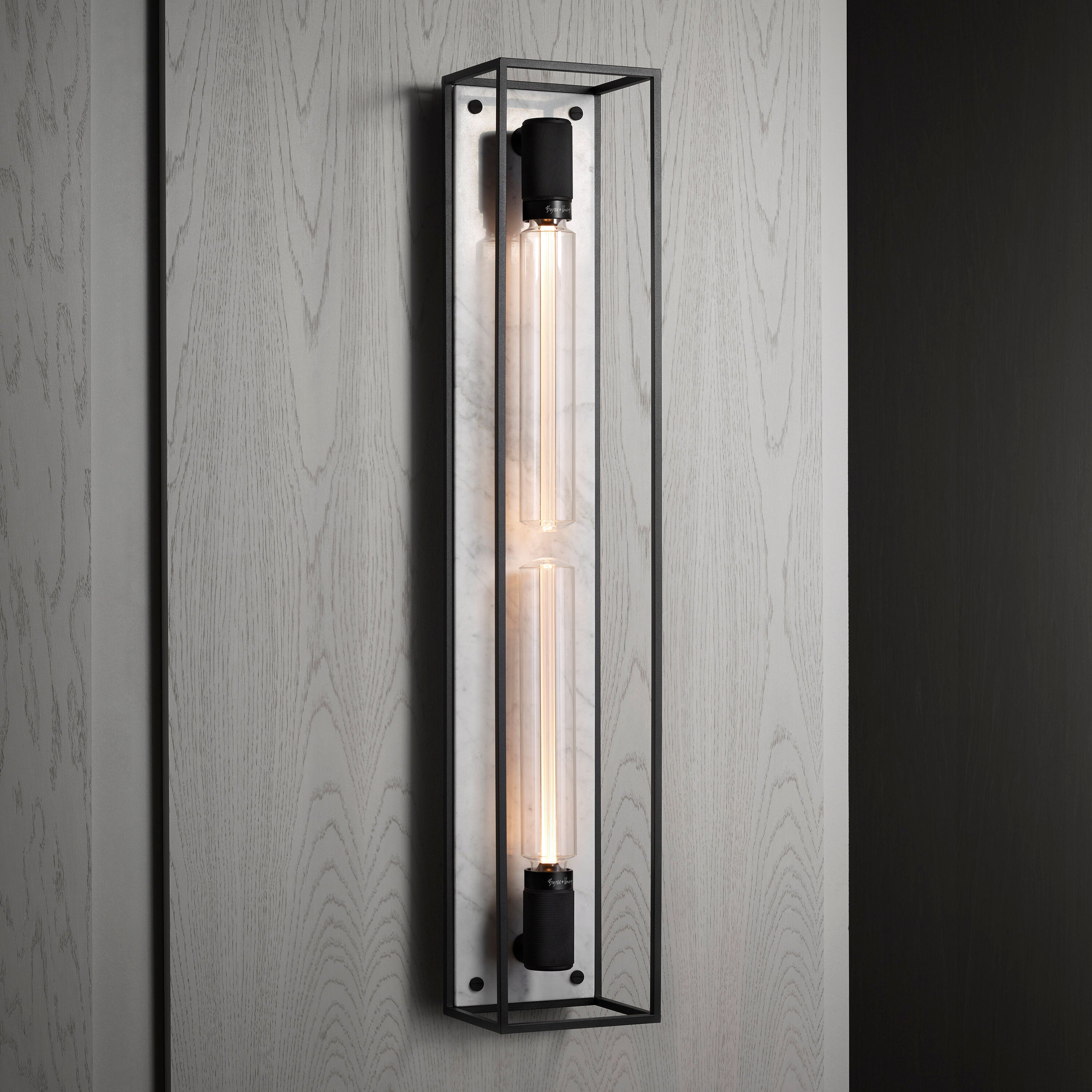 Buster and Punch caged wall lamp X-large i sort metal med bagplade i hvid marmor.