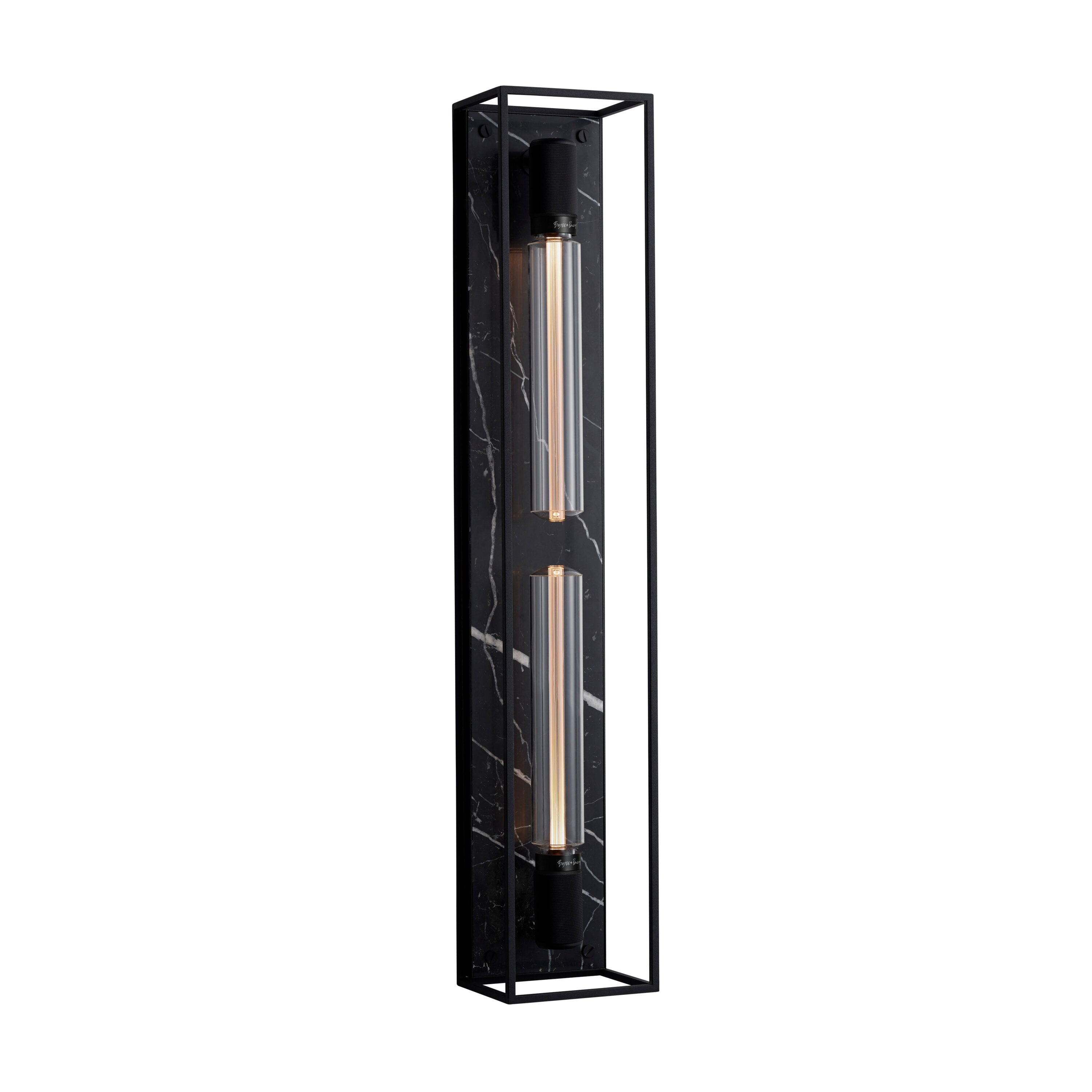 Buster and Punch caged wall lamp X-large i sort metal med bagpanel i sort marmor.