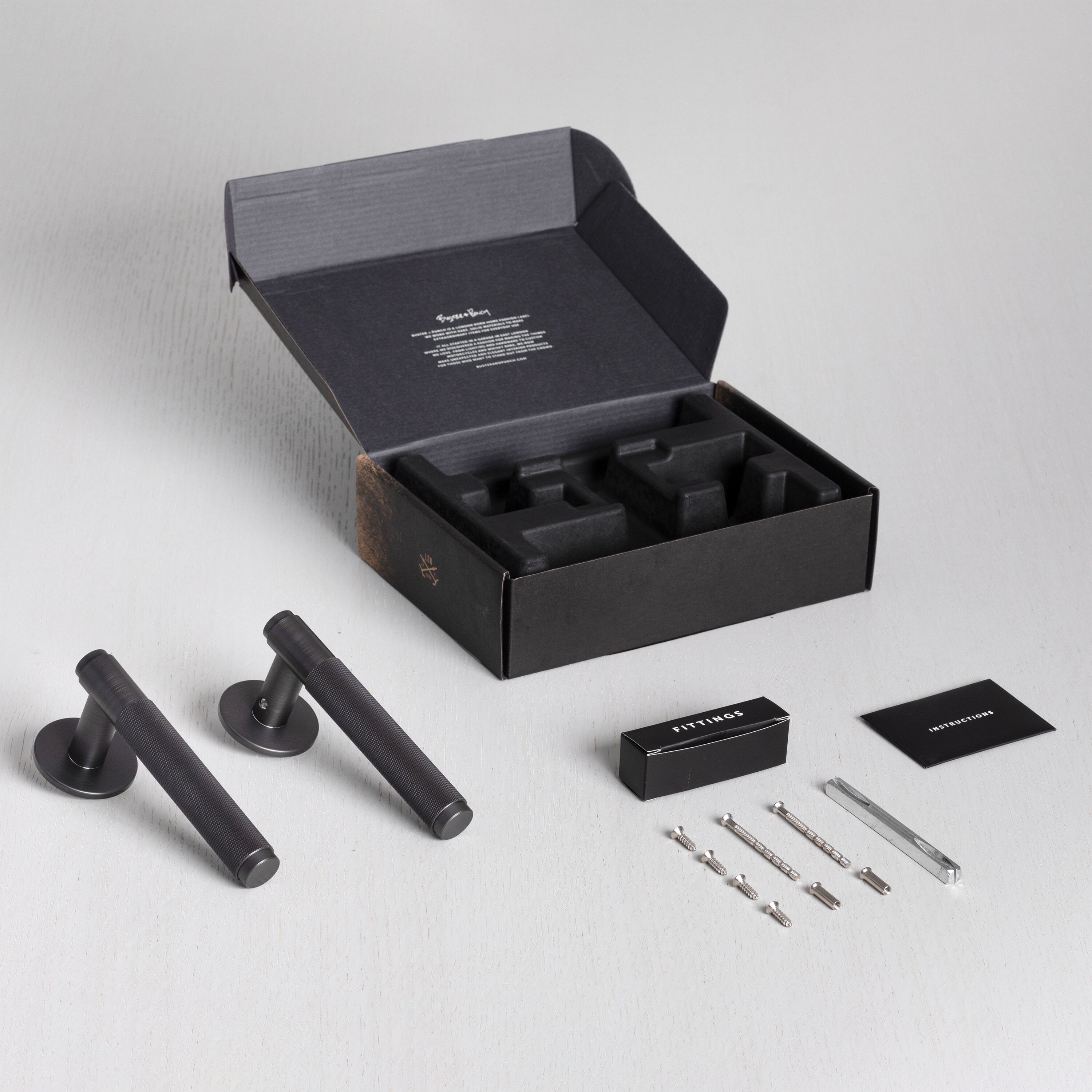 Cross dørhåndtag i bruneret messing med diamond cut mønster  • Buster + Punch
