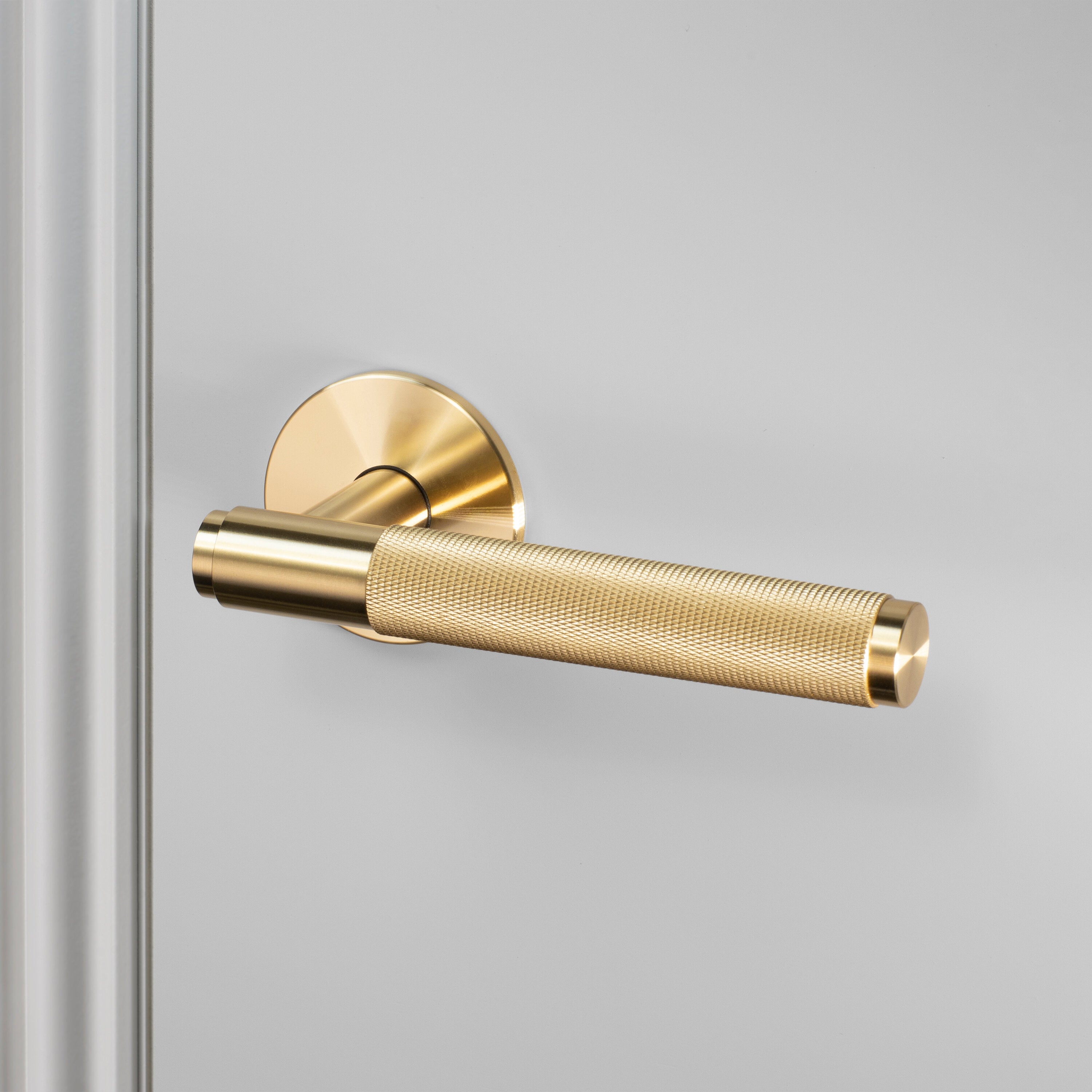 Eksklusivt dørhåndtag fra Buster + Punch i massiv messing (brass) med diamond cut mønster