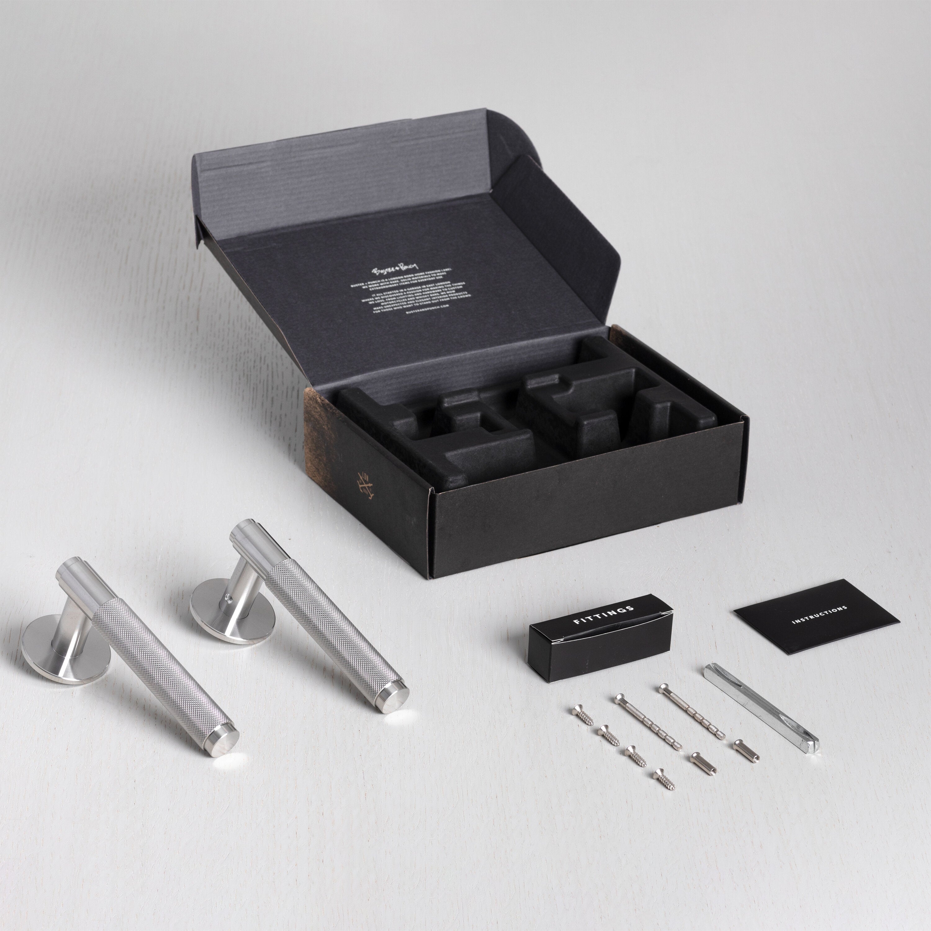 Eksklusivt dørhåndtag fra Buster + Punch i rustfri stål med diamond cut (cross) mønster