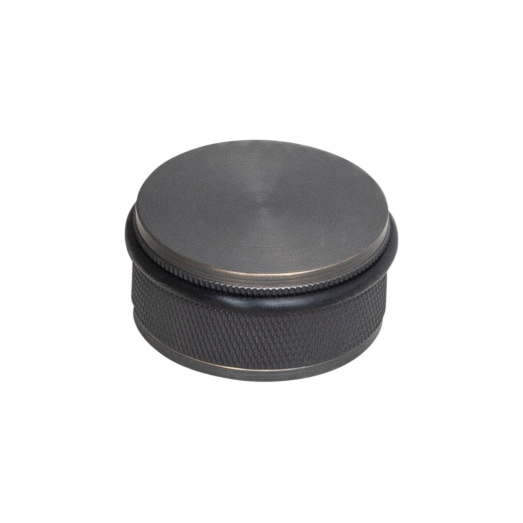Eksklusiv dørstopper til gulvmontering fra Buster + Punch i massiv bruneret messing (smoked bronze) med diamond cut (cross) mønster