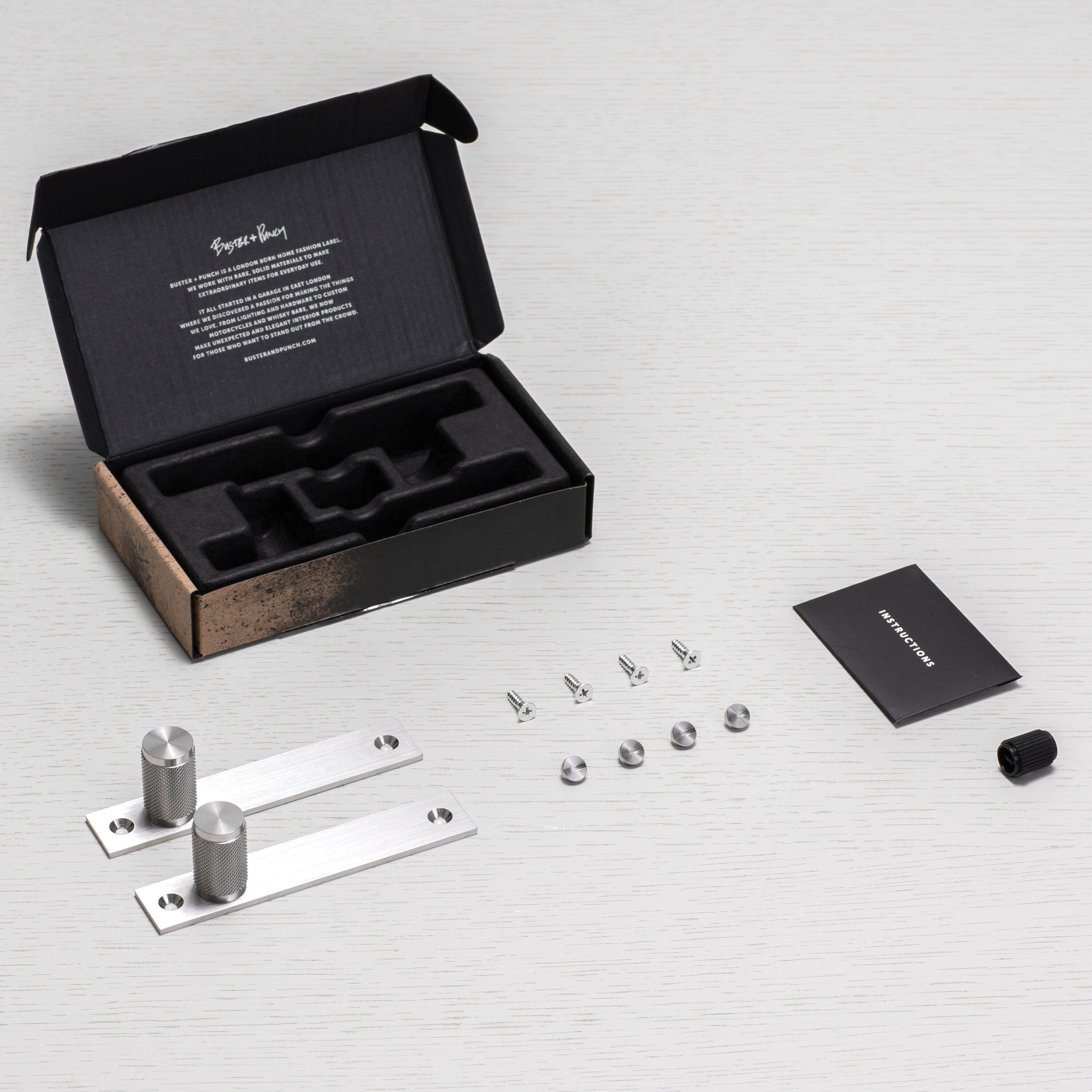 Eksklusiv møbelknop med bagplade fra Buster + Punch i rustfri stål med diamond cut (cross) mønster. Bagpladen kan bl.a. anvendes til at dække over eventuelle gamle monteringshuller.