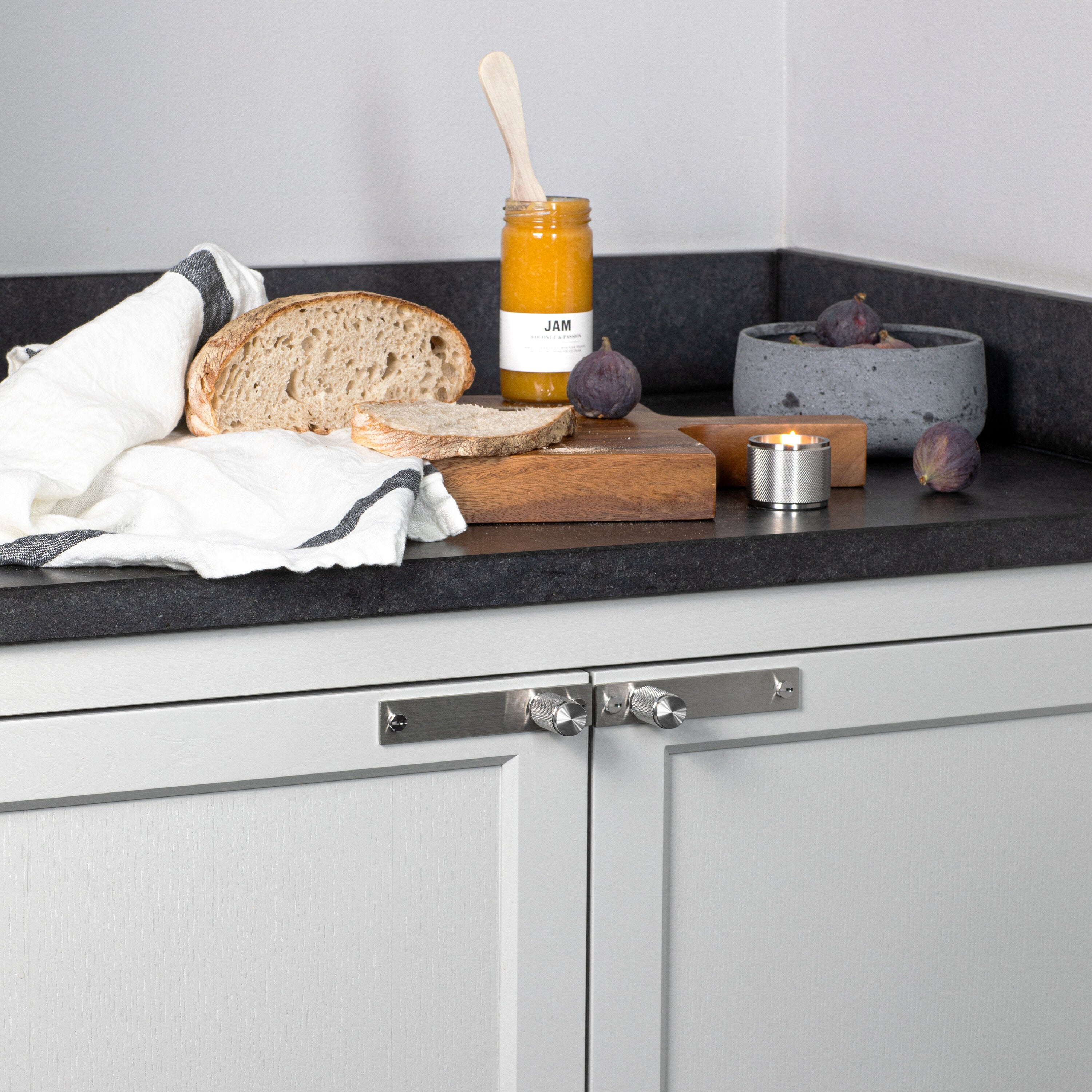 Eksklusiv møbelknop med bagplade fra Buster + Punch i rustfri stål med diamond cut (cross) mønster. Bagpladen kan bl.a. anvendes til at dække over eventuelle gamle monteringshuller.