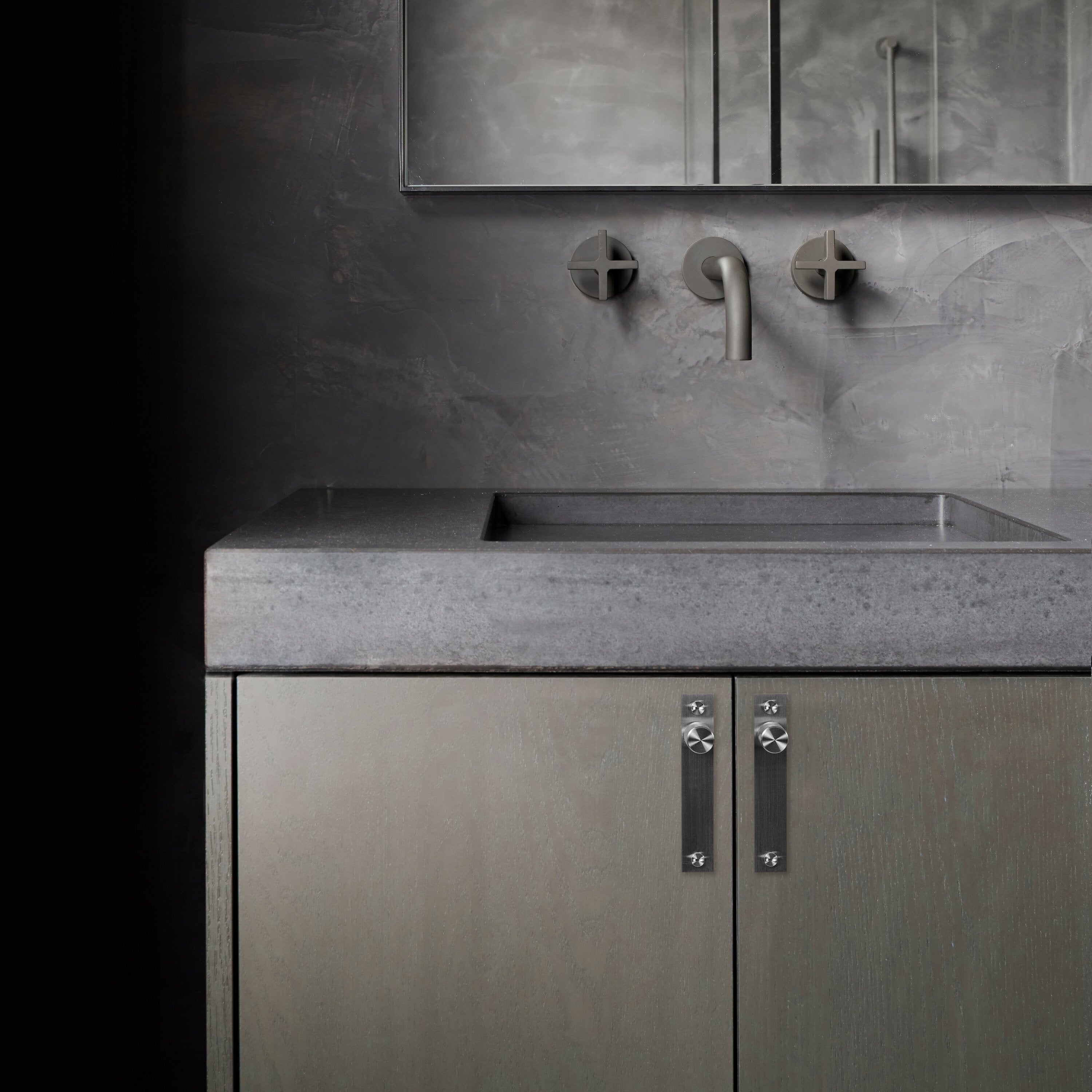 Eksklusiv møbelknop med bagplade fra Buster + Punch i rustfri stål med diamond cut (cross) mønster. Bagpladen kan bl.a. anvendes til at dække over eventuelle gamle monteringshuller.