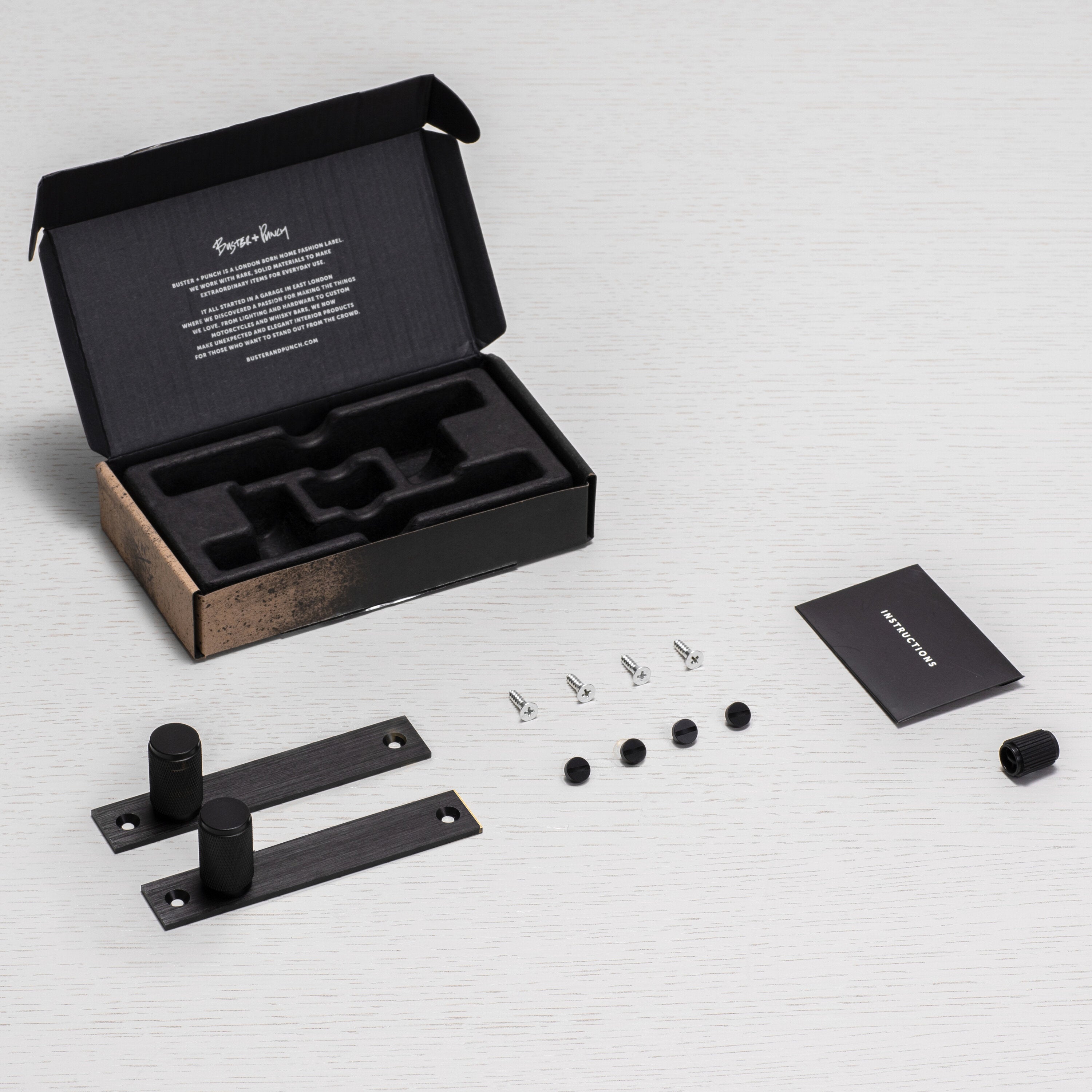 Køkkenknopper med bagplade fra Buster + Punch i sort aluminium med diamond cut (cross) mønster. Denne knop kan bl.a. bruges til at dække for eventuelle gamle monteringshuller.