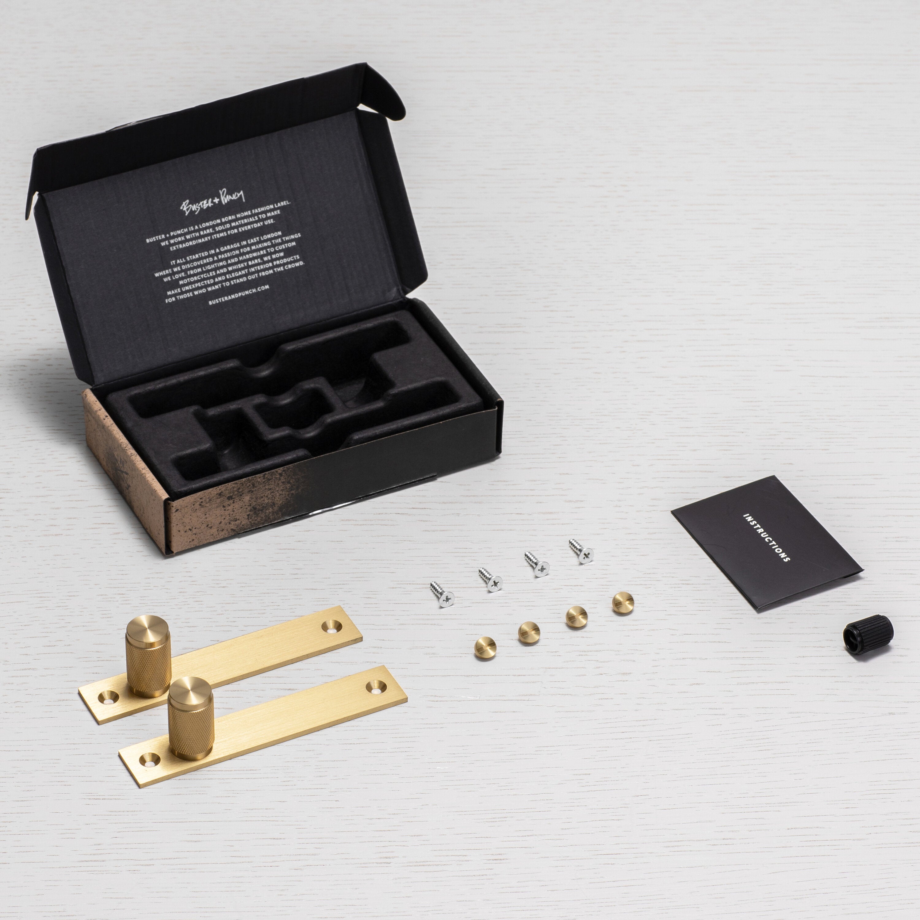 Køkkenknopper i massiv messing med bagplade fra Buster + Punch med diamond cut mønster (cross). Bagpladen kan bl.a. anvendes til at skjule gamle monteringshuller.