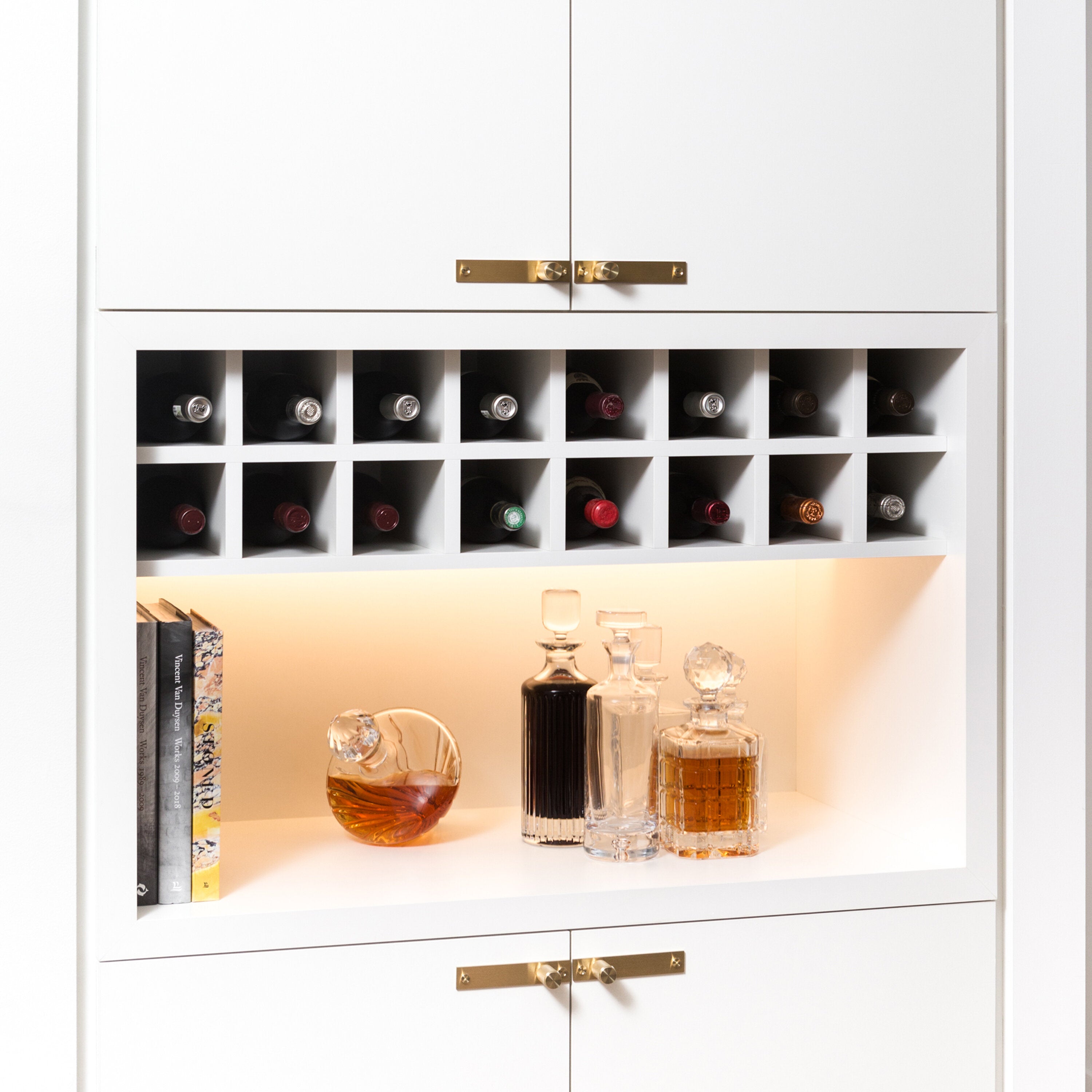 Køkkenknopper i massiv messing med bagplade fra Buster + Punch med diamond cut mønster (cross). Bagpladen kan bl.a. anvendes til at skjule gamle monteringshuller.