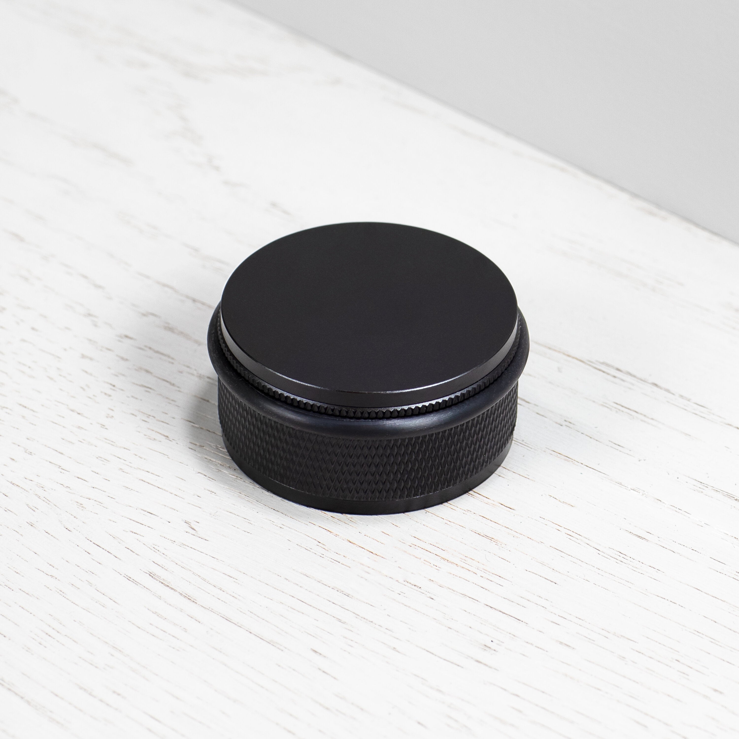 Cross dørstopper i sort aluminium med diamond cut mønster  • Buster + Punch