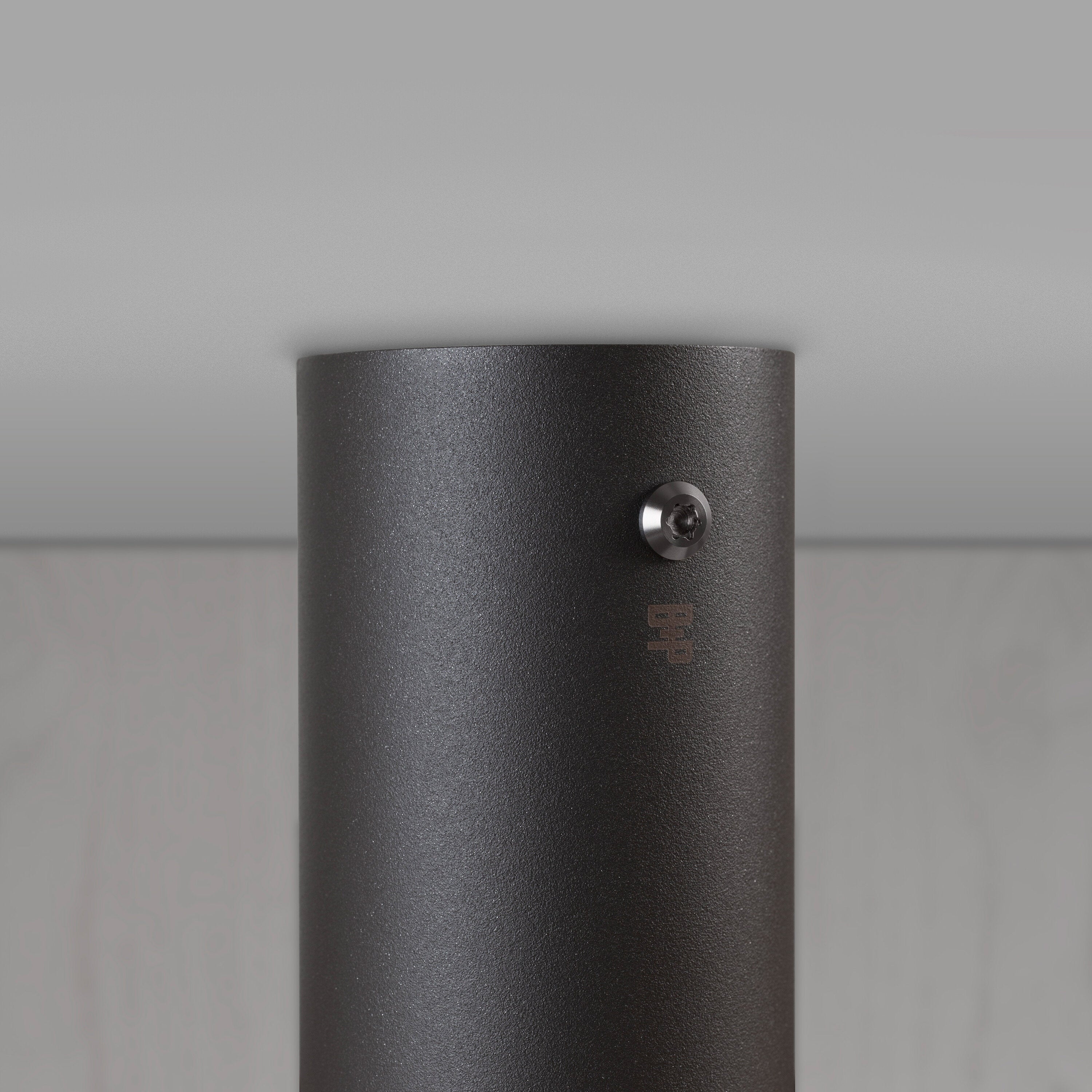 Exhaust Surface Linear spot i graphite med detaljer i gun metal  • Buster + Punch