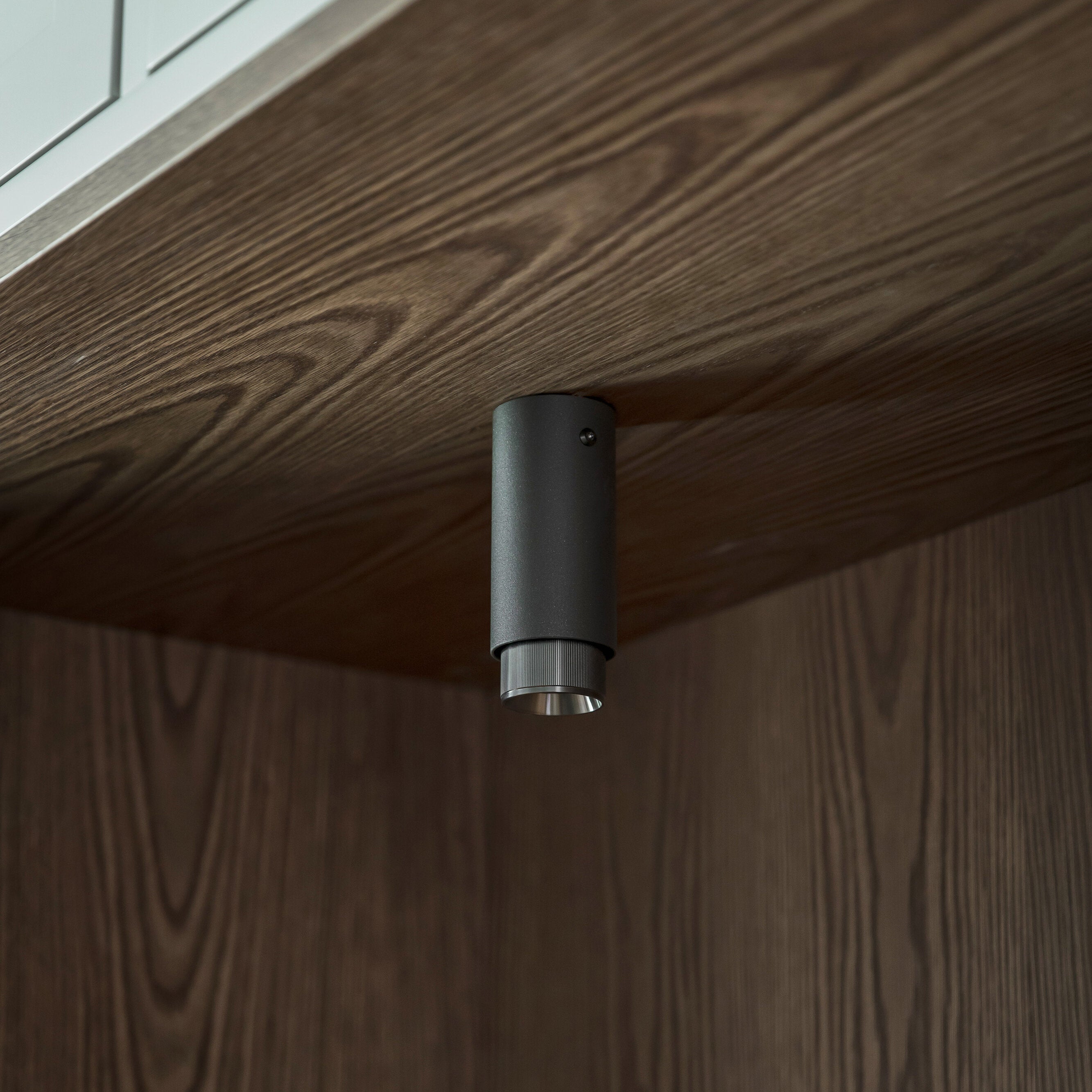 Exhaust Surface Linear spot i graphite med detaljer i gun metal  • Buster + Punch
