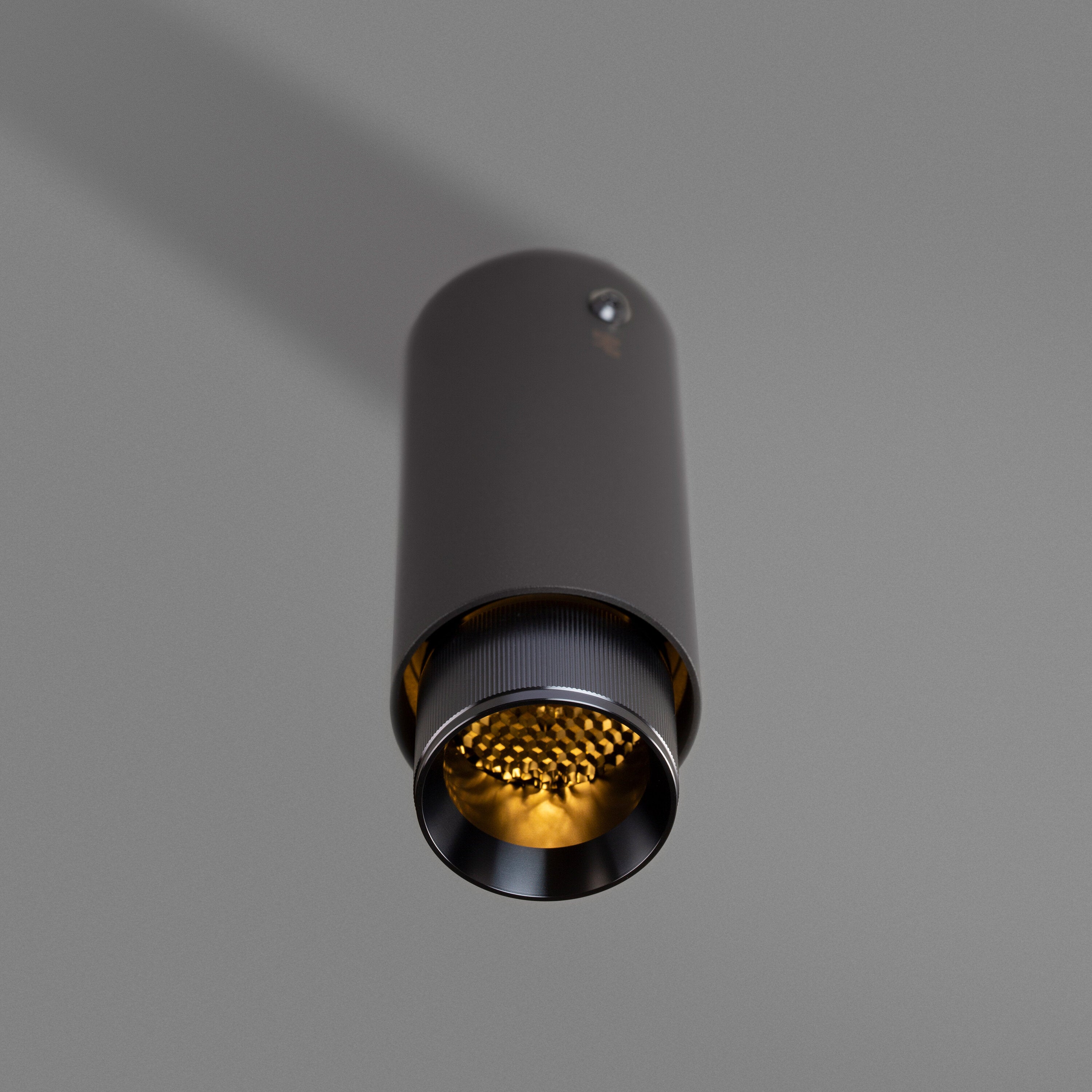 Exhaust Surface Linear spot i graphite med detaljer i gun metal  • Buster + Punch