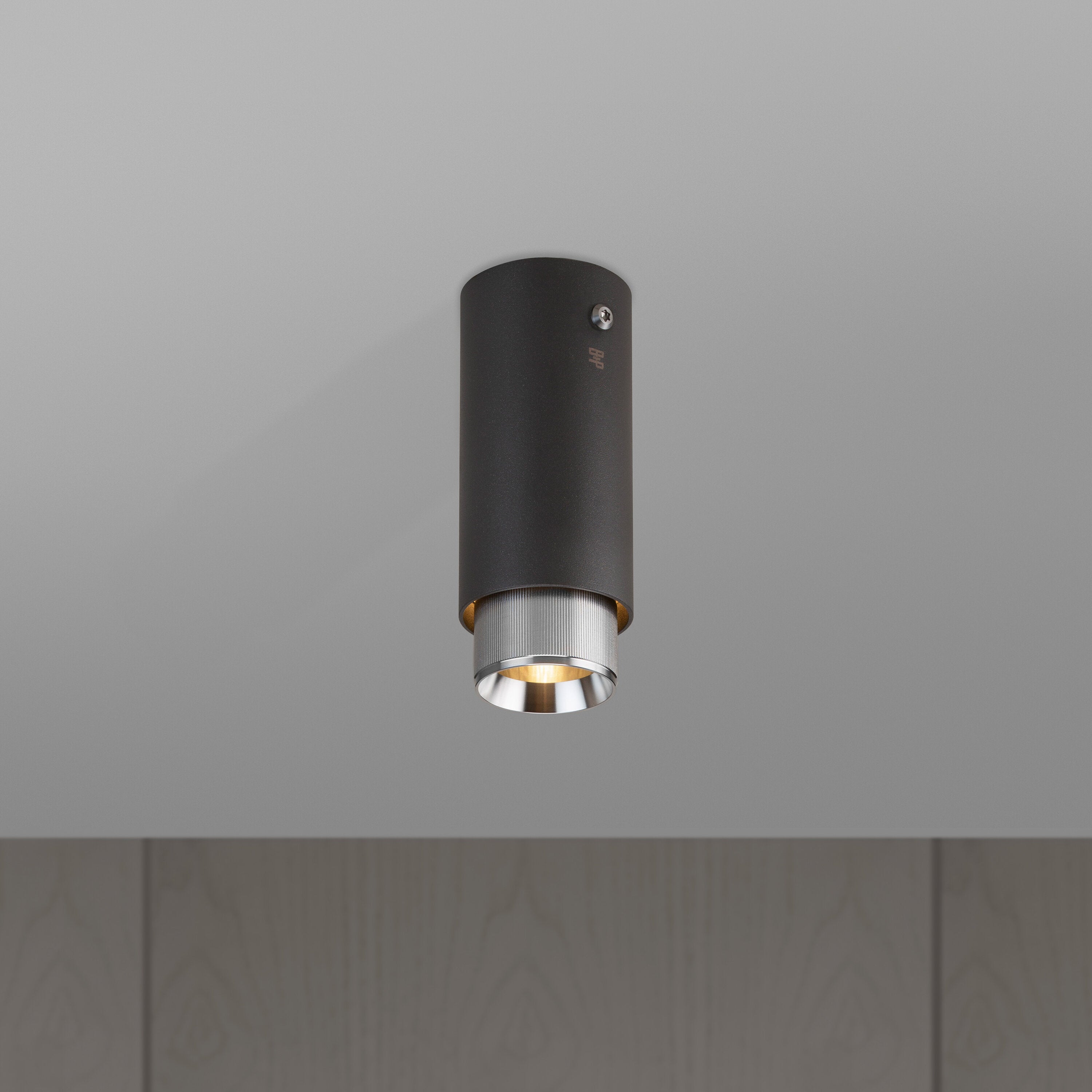 Exhaust Surface Linear spot i graphite med detaljer i rustfrit stål  • Buster + Punch