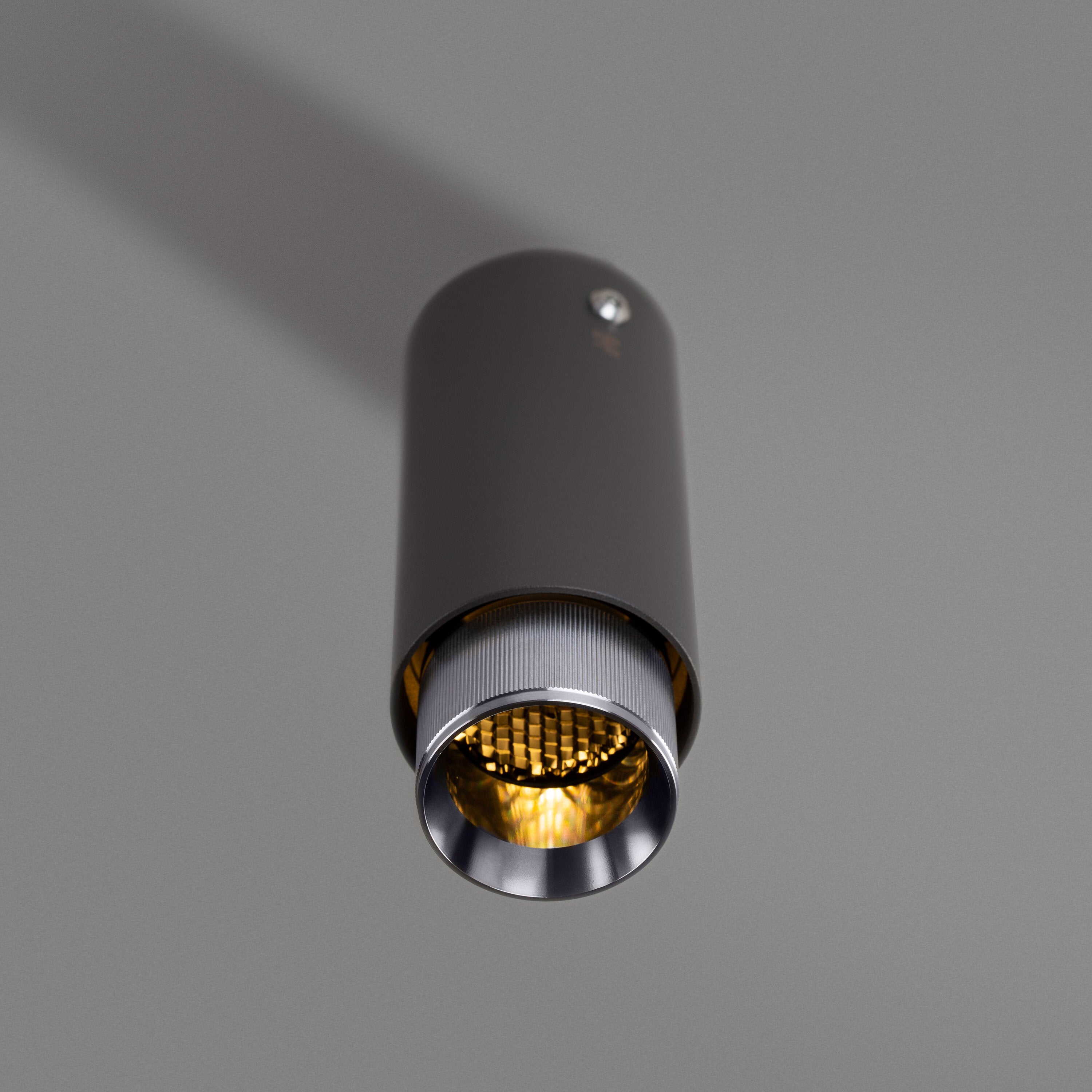 Exhaust Surface Linear spot i graphite med detaljer i rustfrit stål  • Buster + Punch