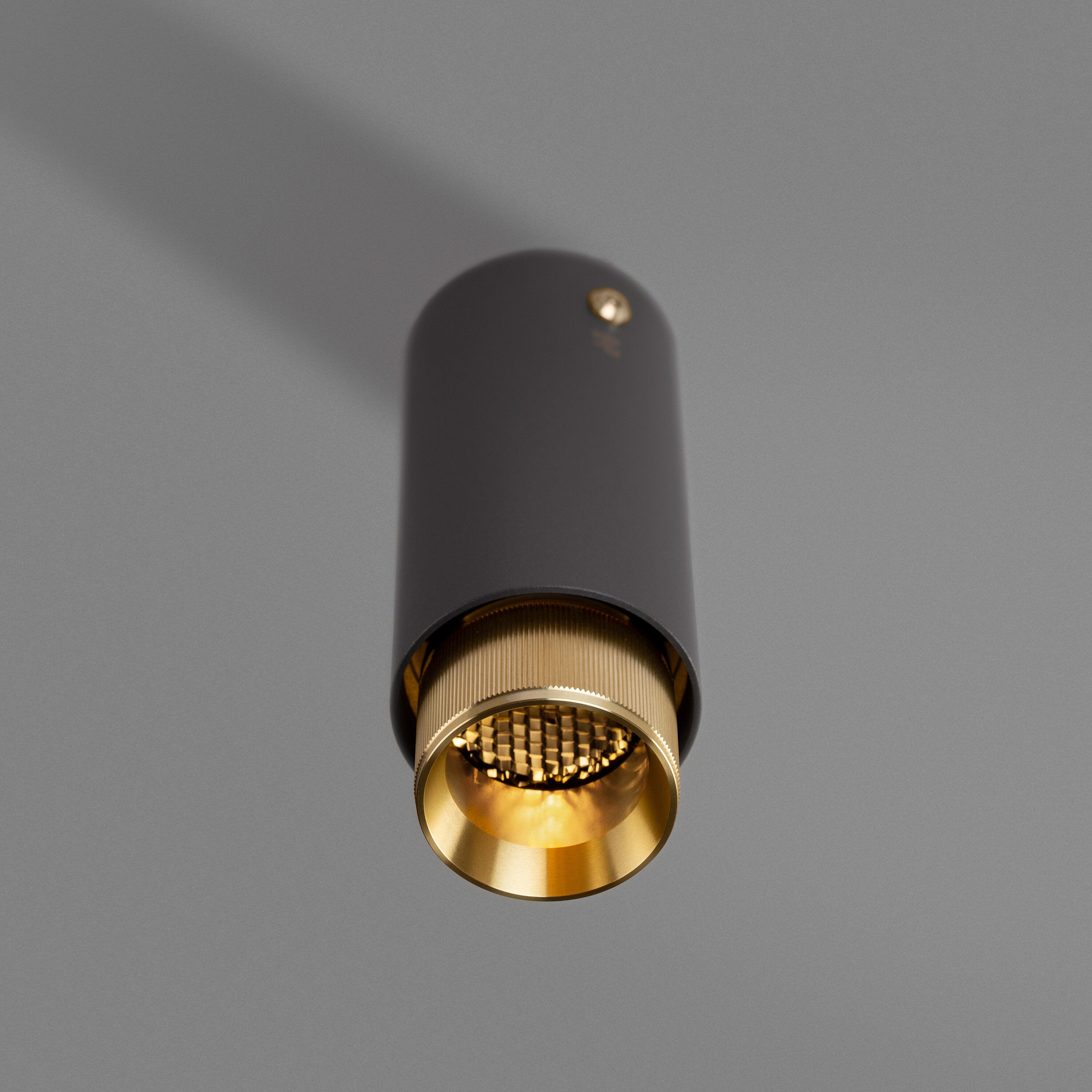 Exhaust Surface Linear spot i graphite med messing detaljer  • Buster + Punch