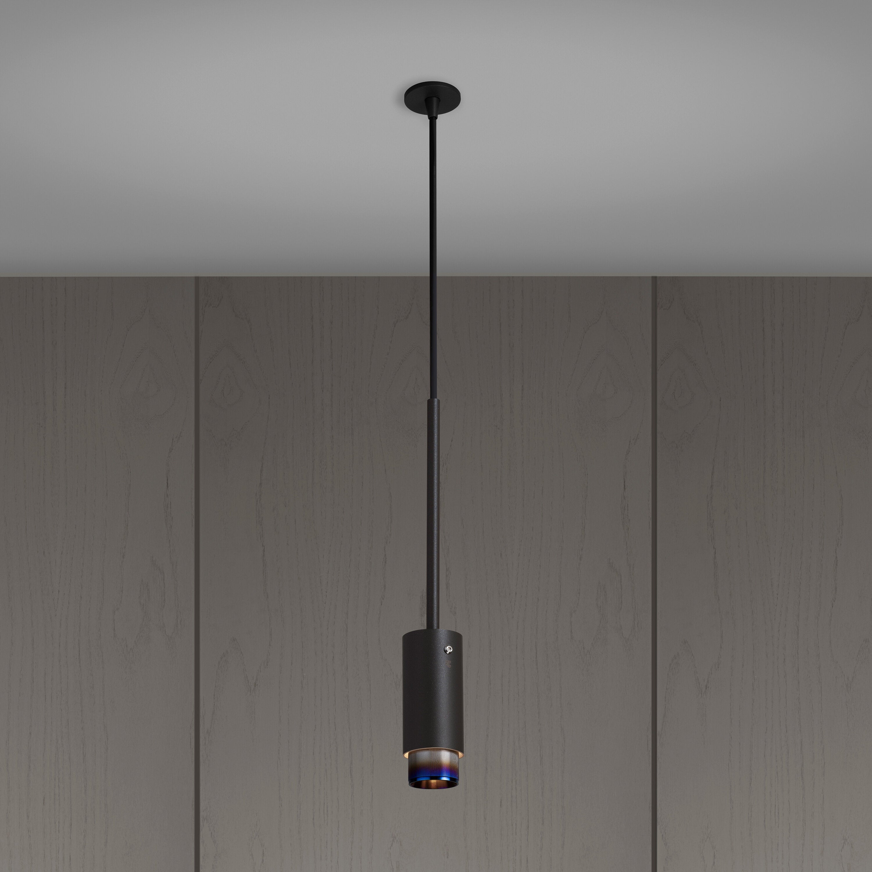 Exhaust pendel Linear i graphite med detaljer i burnt steel  • Buster + Punch