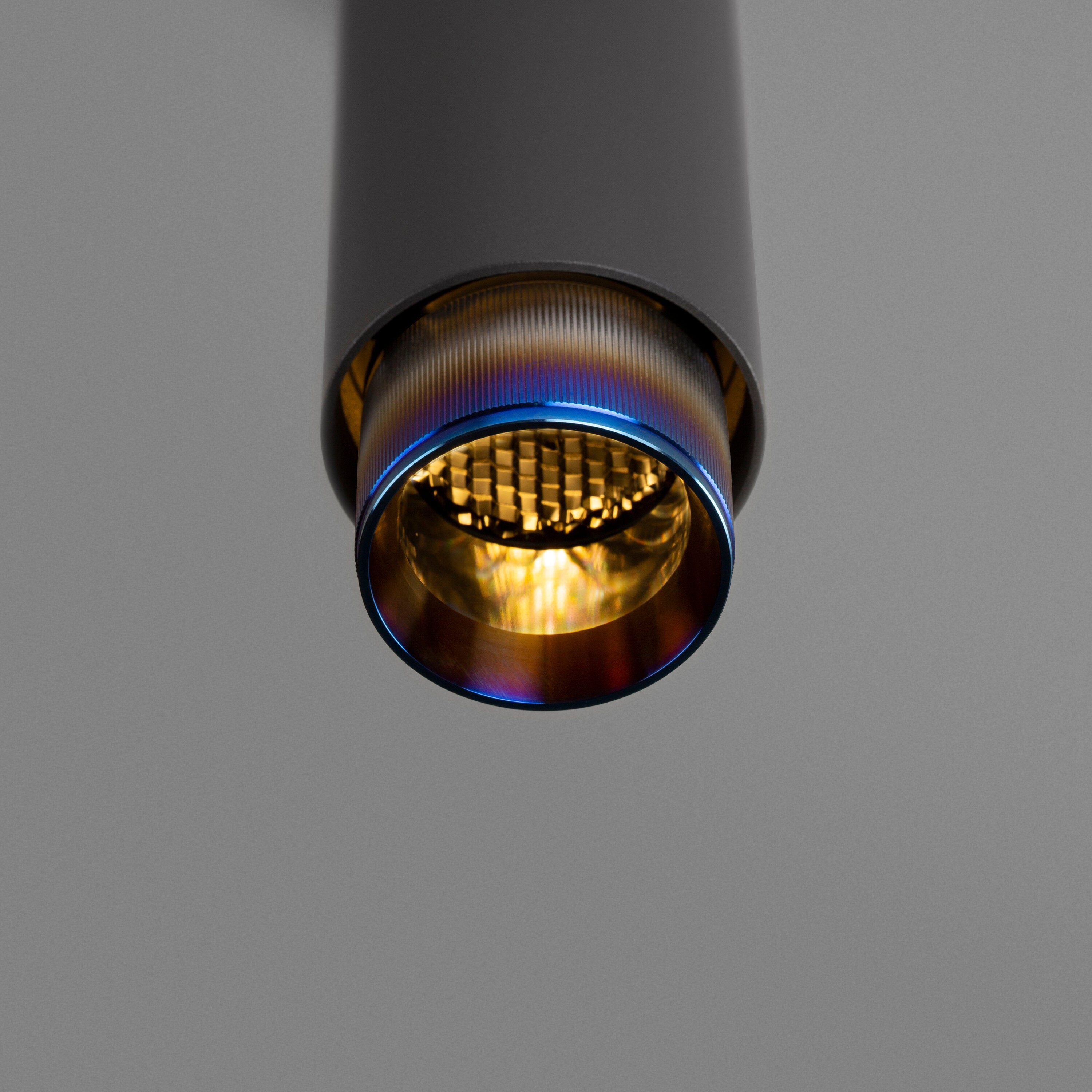 Exhaust pendel Linear i graphite med detaljer i burnt steel  • Buster + Punch