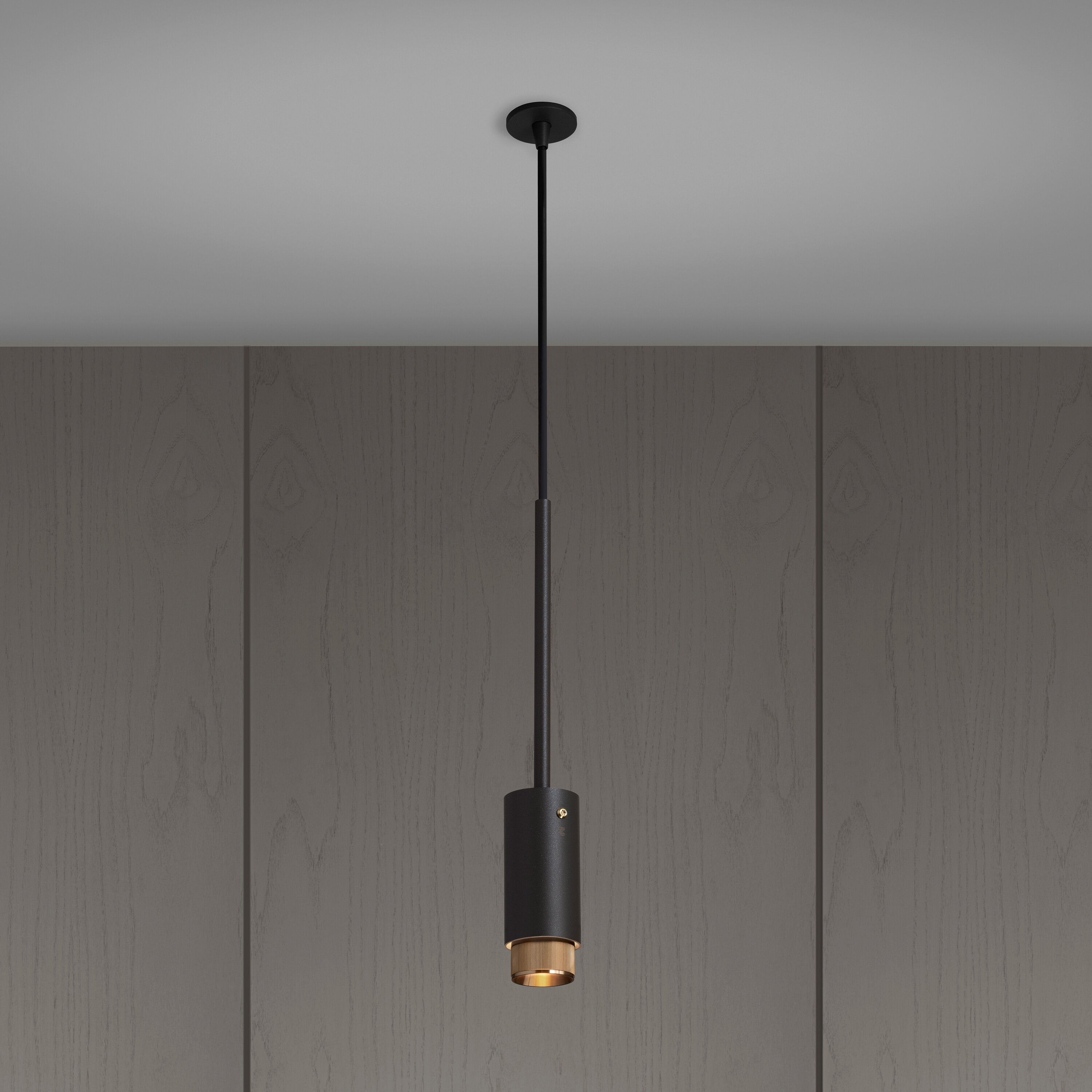 Eksklusiv pendel lampe fra Buster + Punch i grå med detaljer i massiv messing.