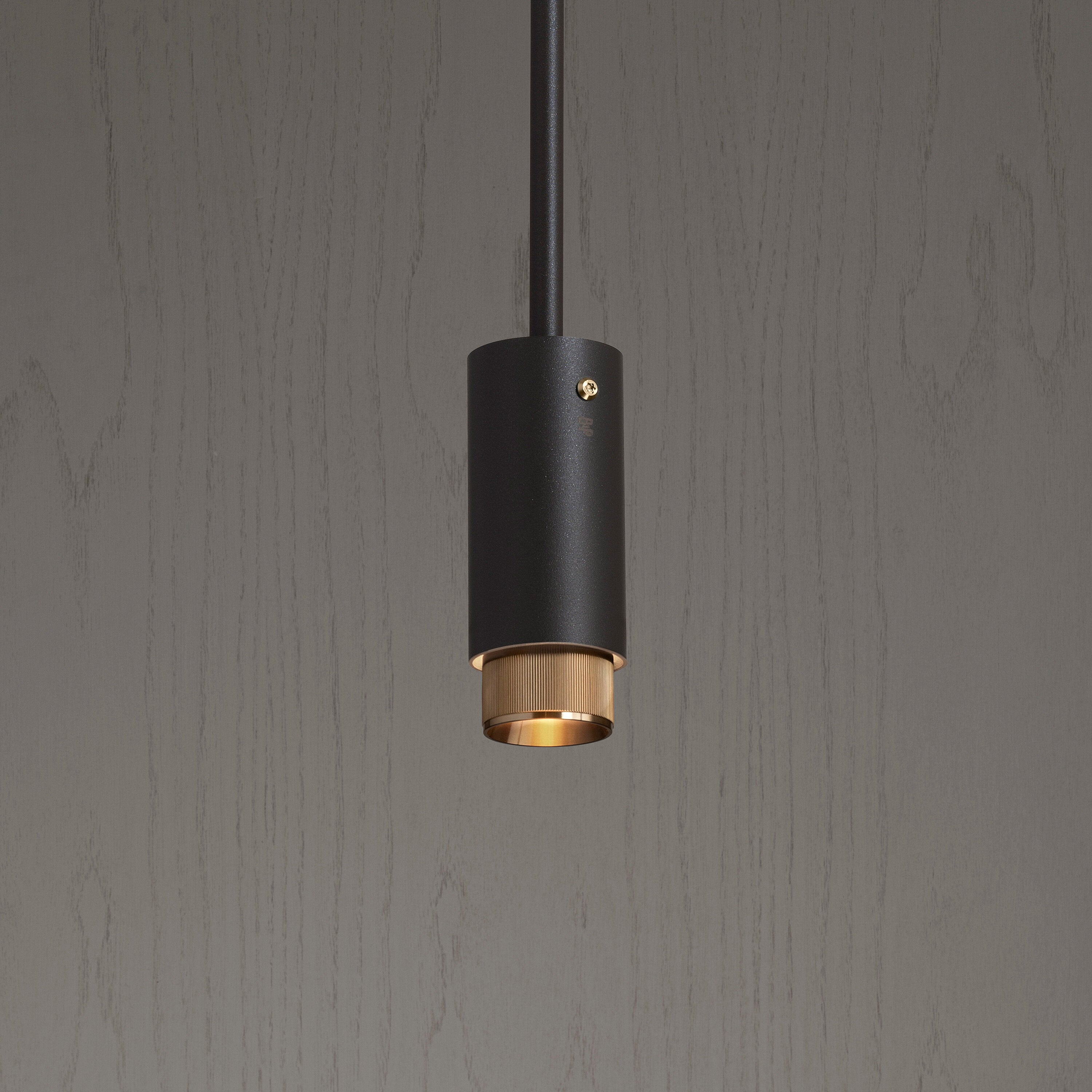 Eksklusiv pendel lampe fra Buster + Punch i grå med detaljer i massiv messing.