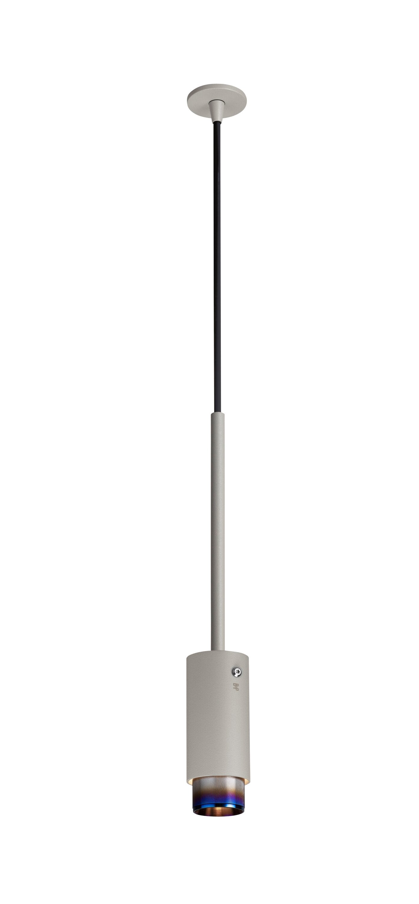 Eksklusiv pendel lampe i grå med detaljer i brændt stål fra Buster + Punch.