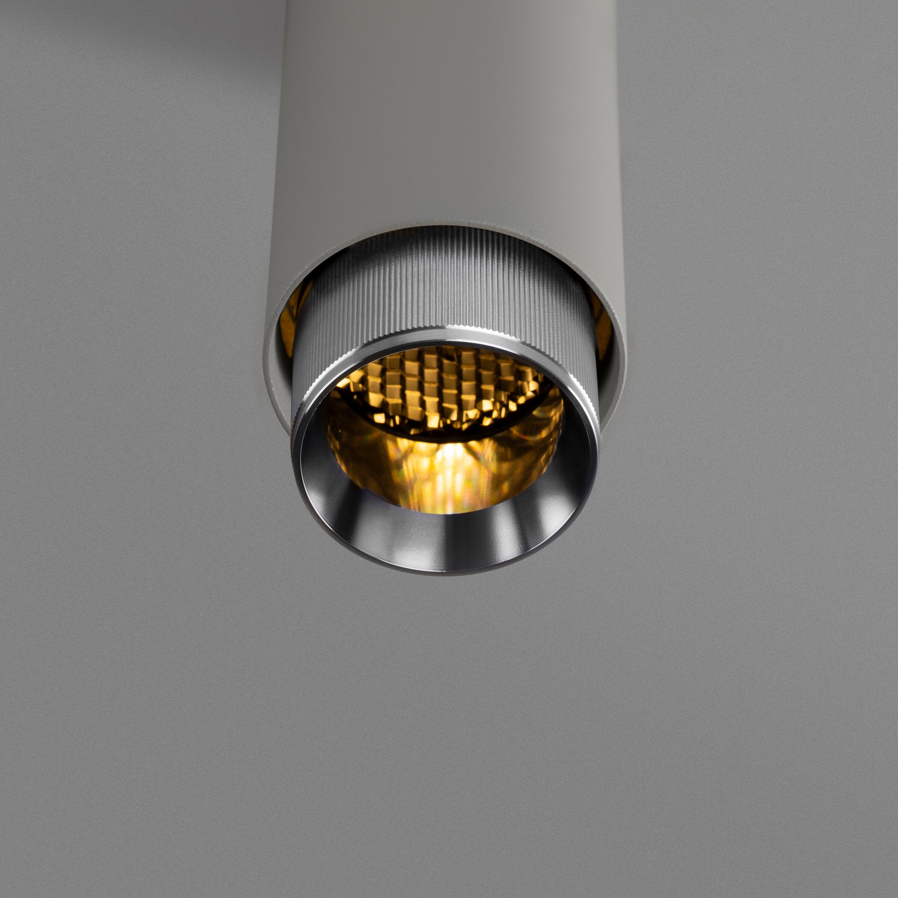 Exhaust pendel Linear i stone med detaljer i rustfrit stål  • Buster + Punch