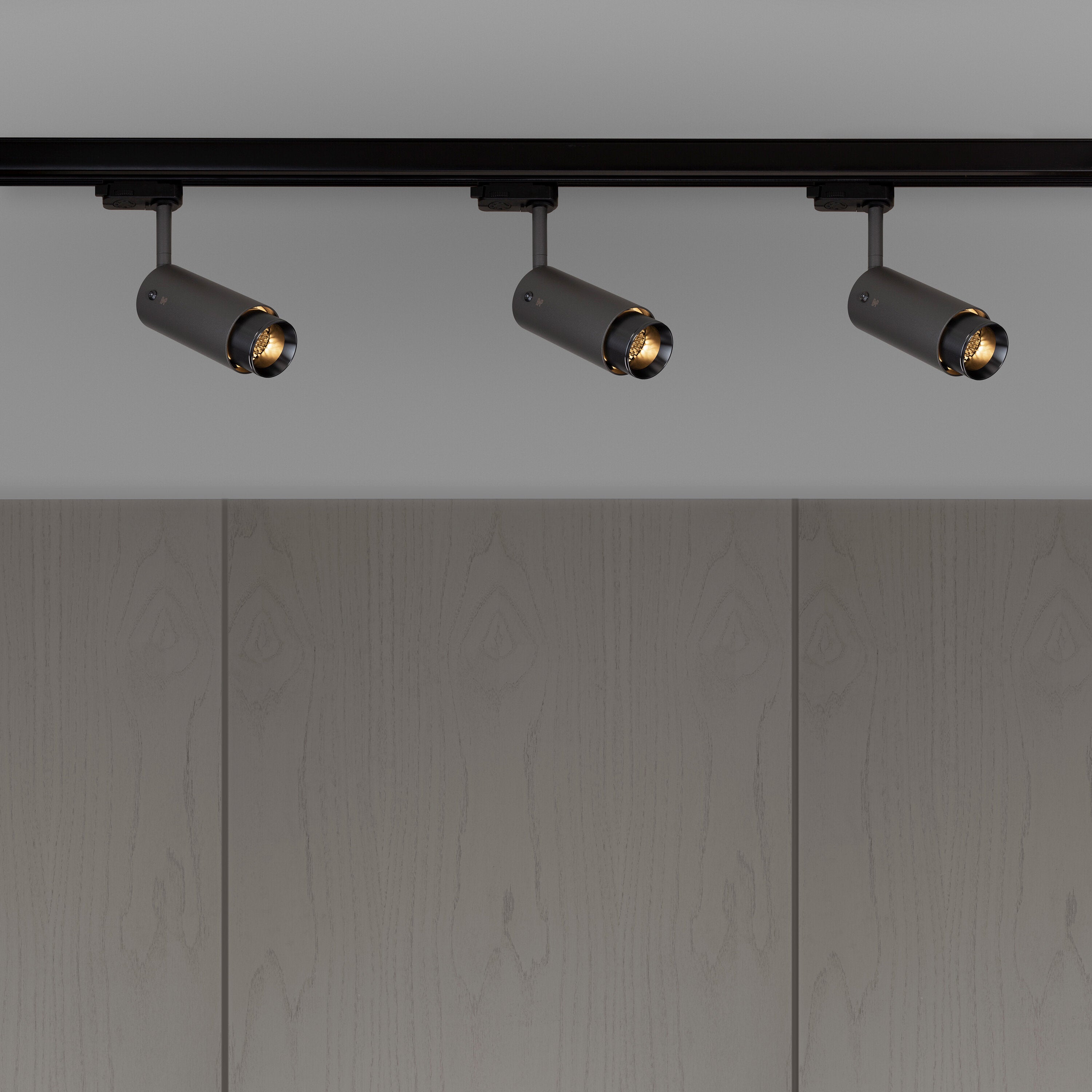 Exhaust track Linear i graphite med detaljer i gun metal  • Buster + Punch