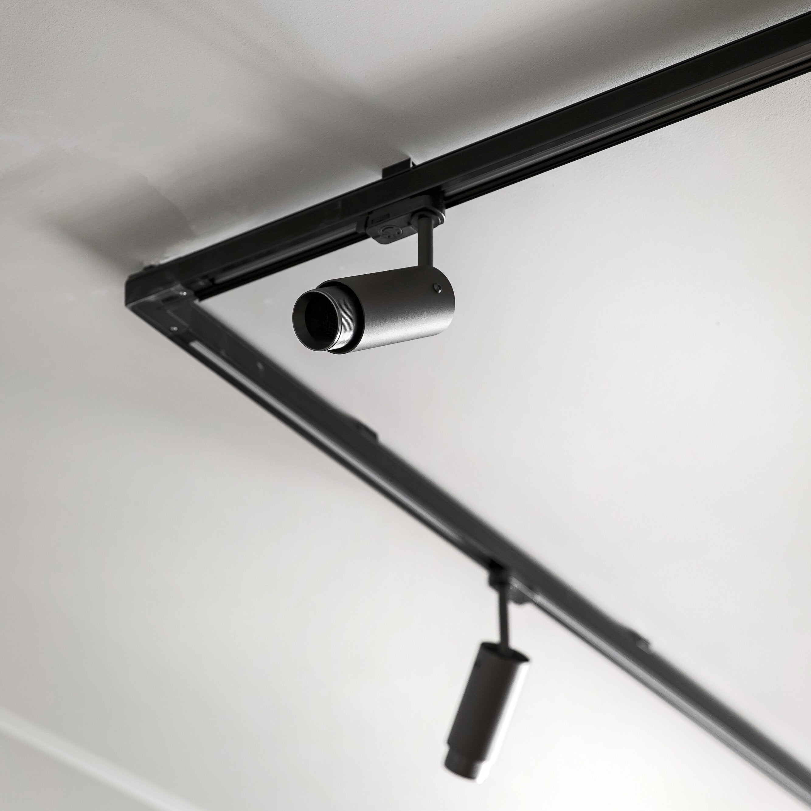 Exhaust track Linear i graphite med detaljer i rustfrit stål  • Buster + Punch