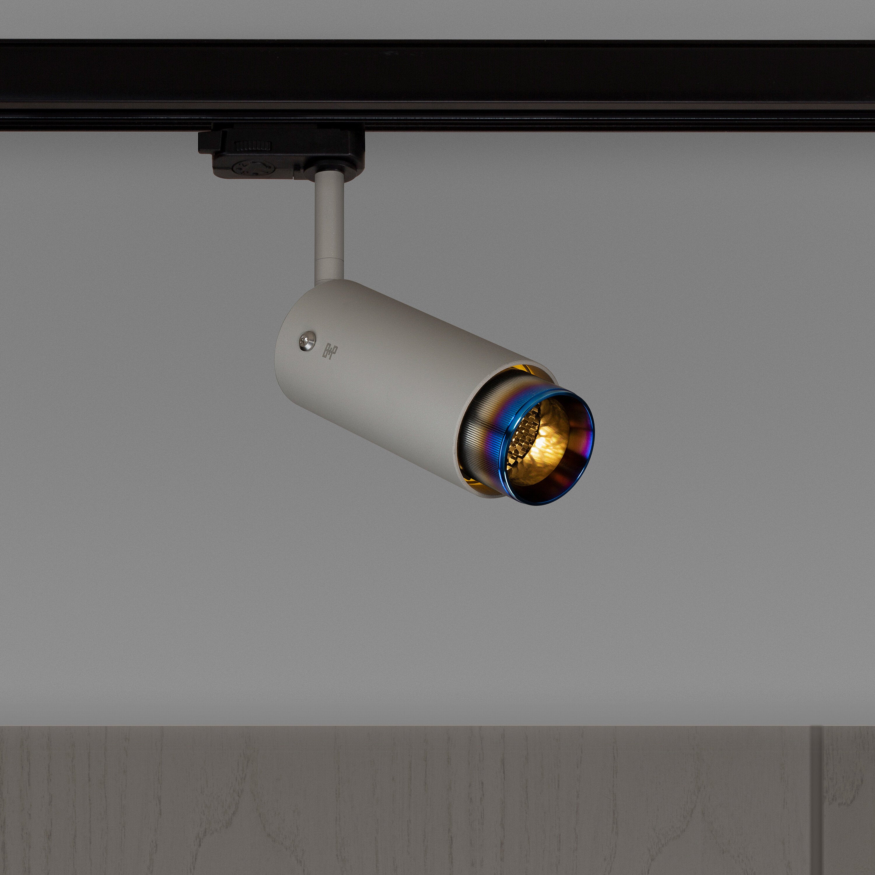 Exhaust track Linear i stone med detaljer burnt steel  • Buster + Punch