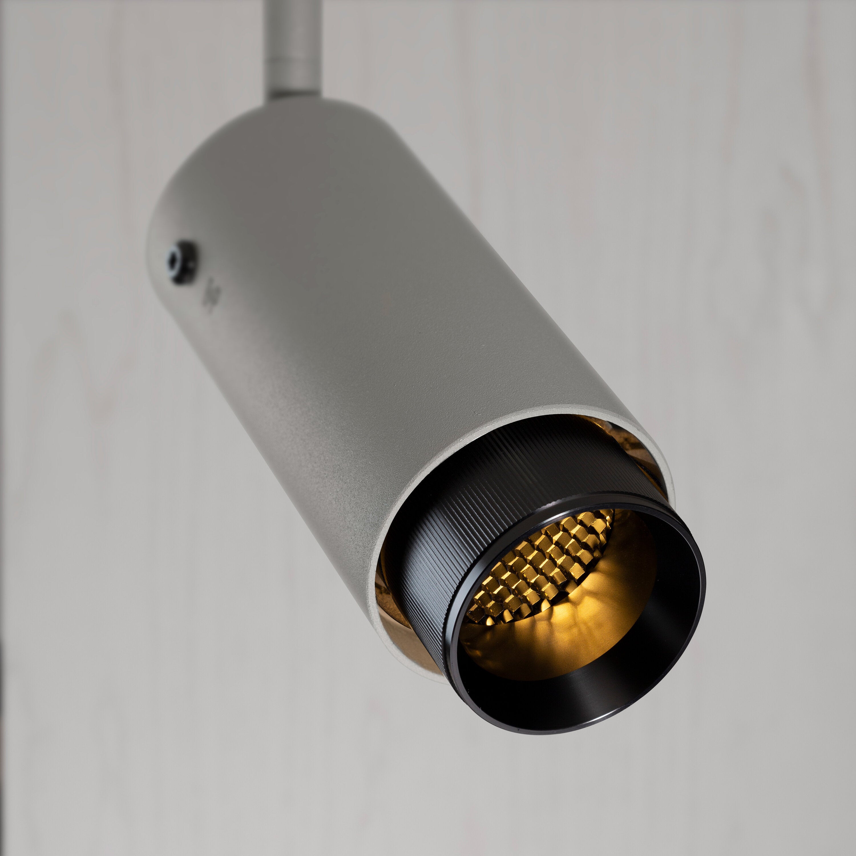 Exhaust track Linear i stone med detaljer i gun metal  • Buster + Punch