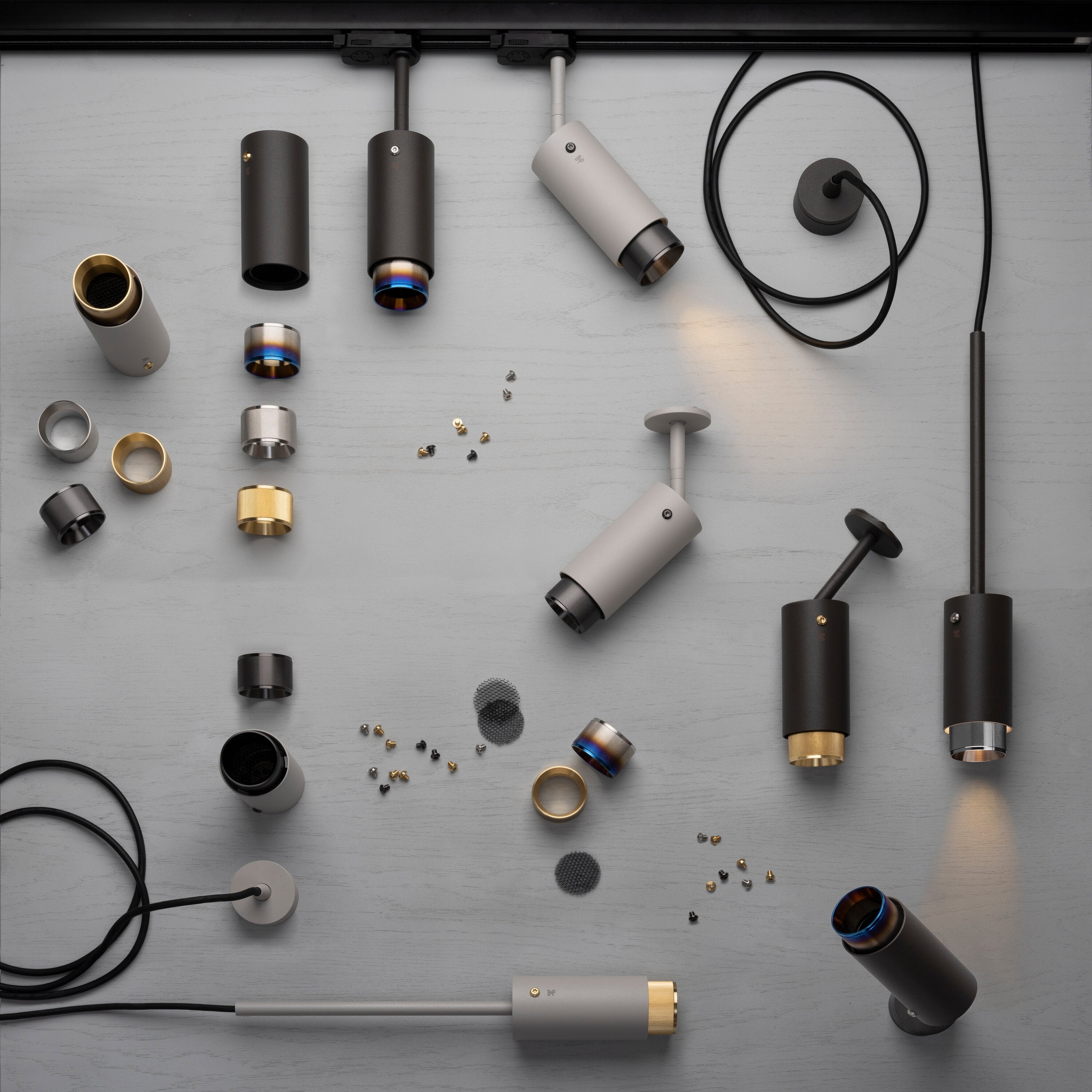 Exhaust track Linear i stone med detaljer i gun metal  • Buster + Punch