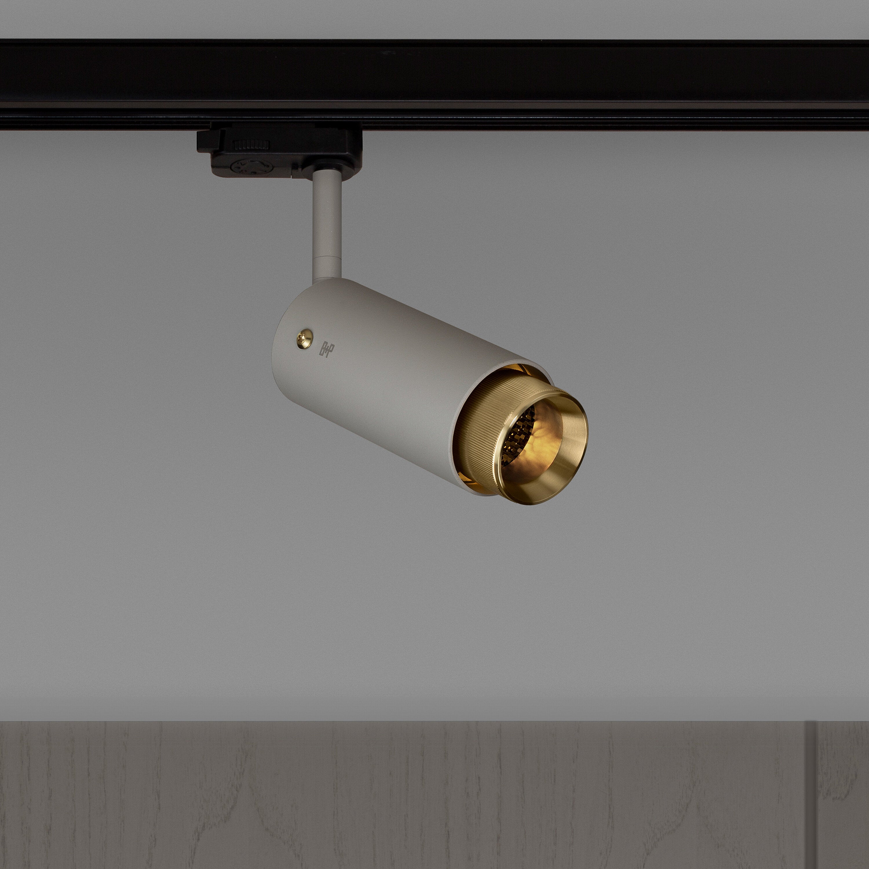 Exhaust track Linear i stone med messing detaljer  • Buster + Punch