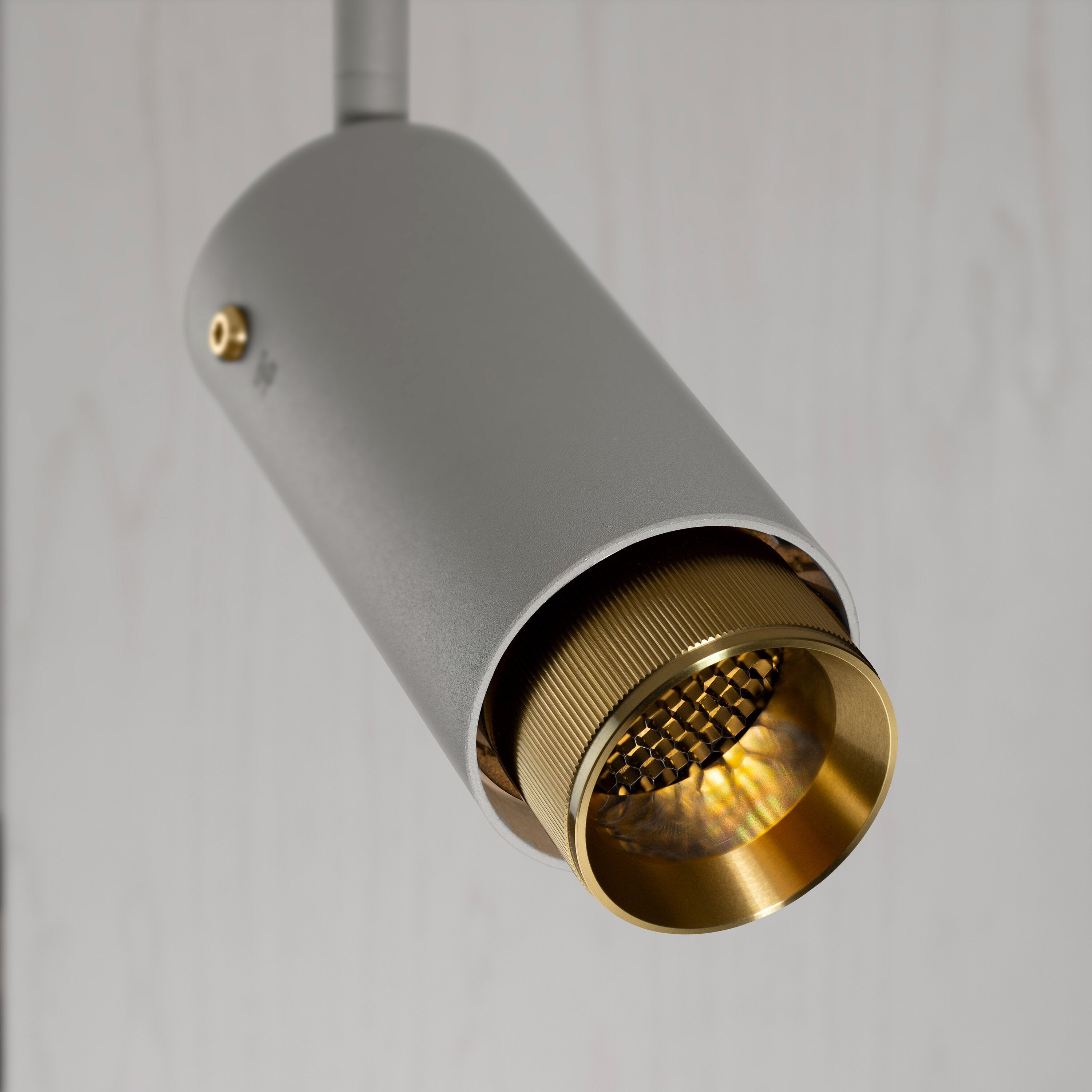 Exhaust track Linear i stone med messing detaljer  • Buster + Punch