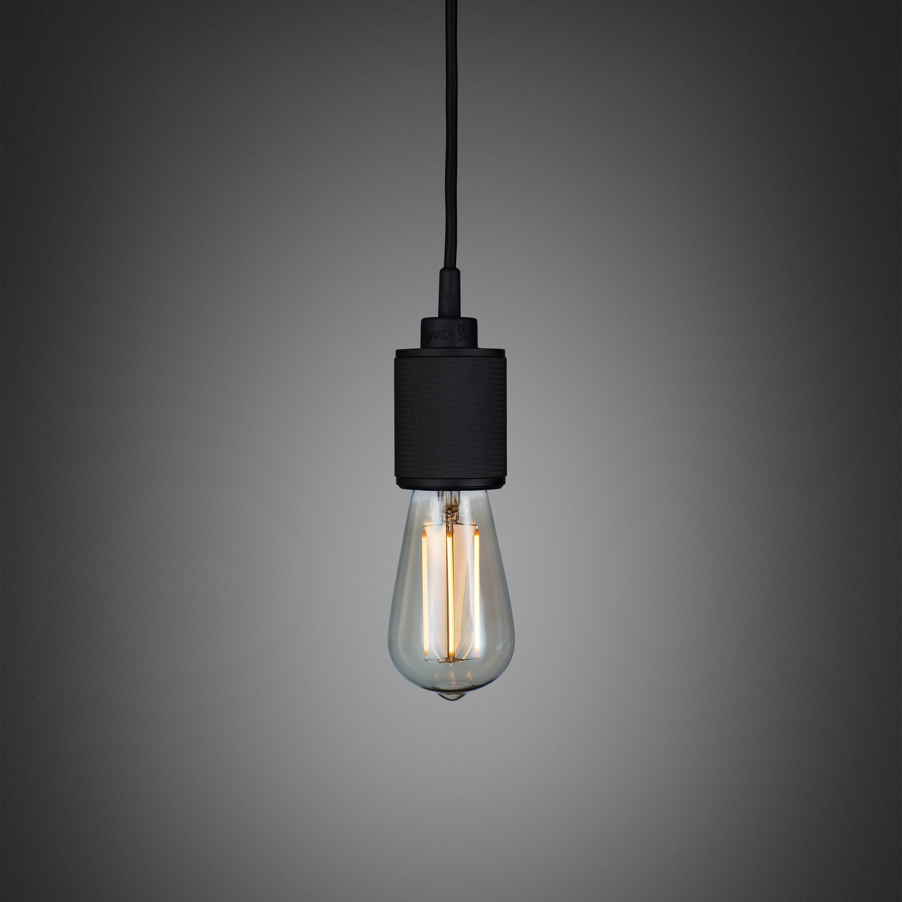 Heavy Metal pendel lampe i mat sort med diamond cut (cross) mønster fra Buster and Punch.