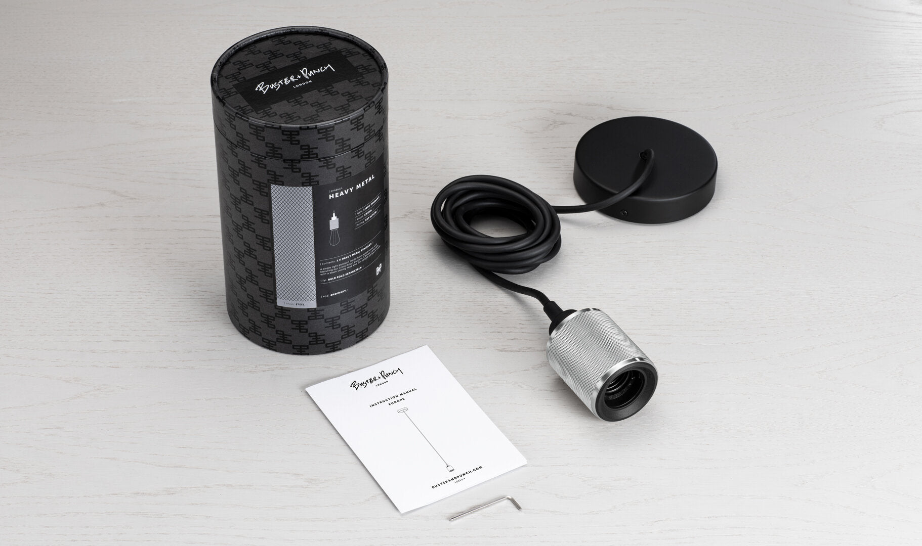 Heavy Metal pendel lampe i massiv rustfri stål med diamond cut (cross) mønster fra Buster and Punch.