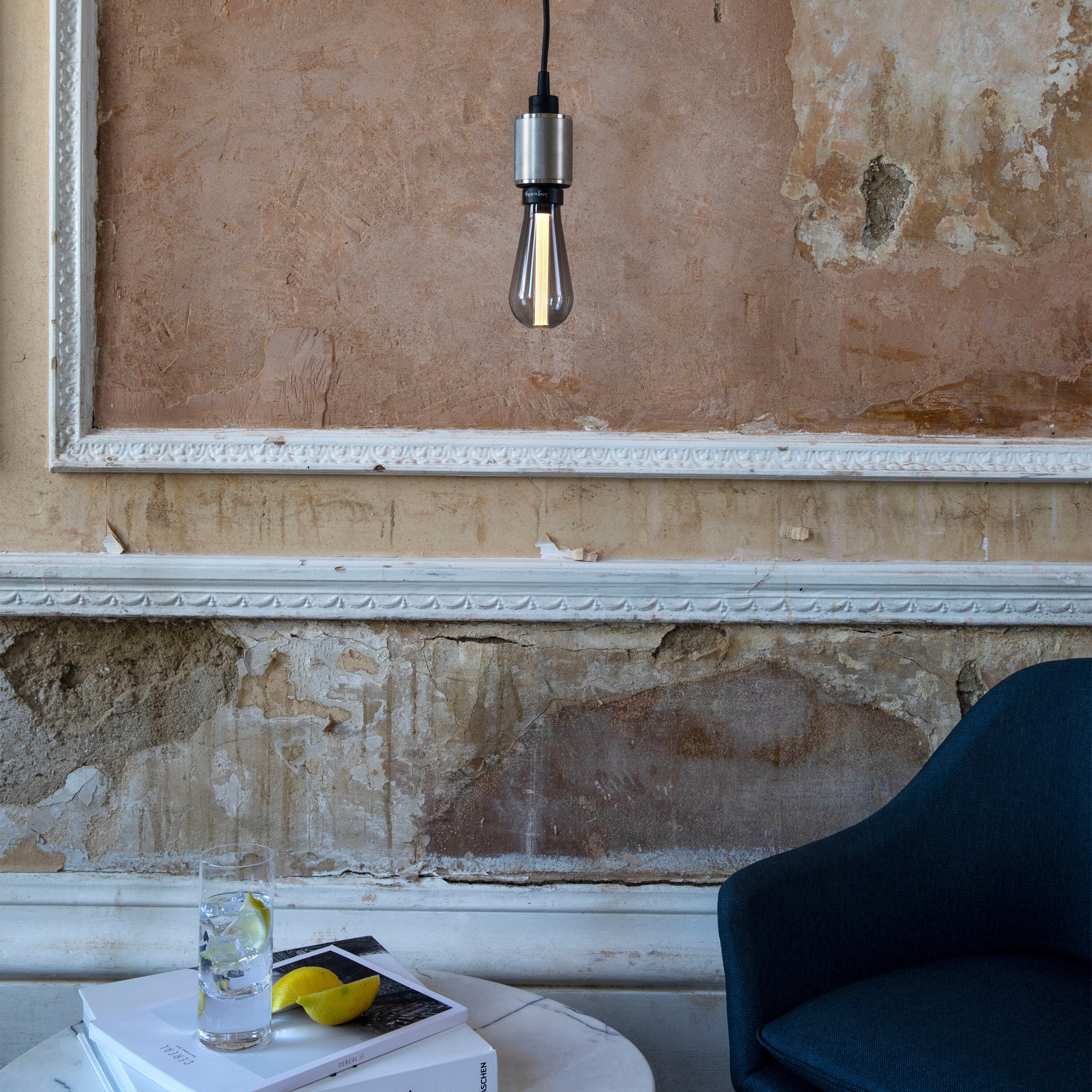 Heavy Metal pendel lampe i massiv rustfri stål med diamond cut (cross) mønster fra Buster and Punch.