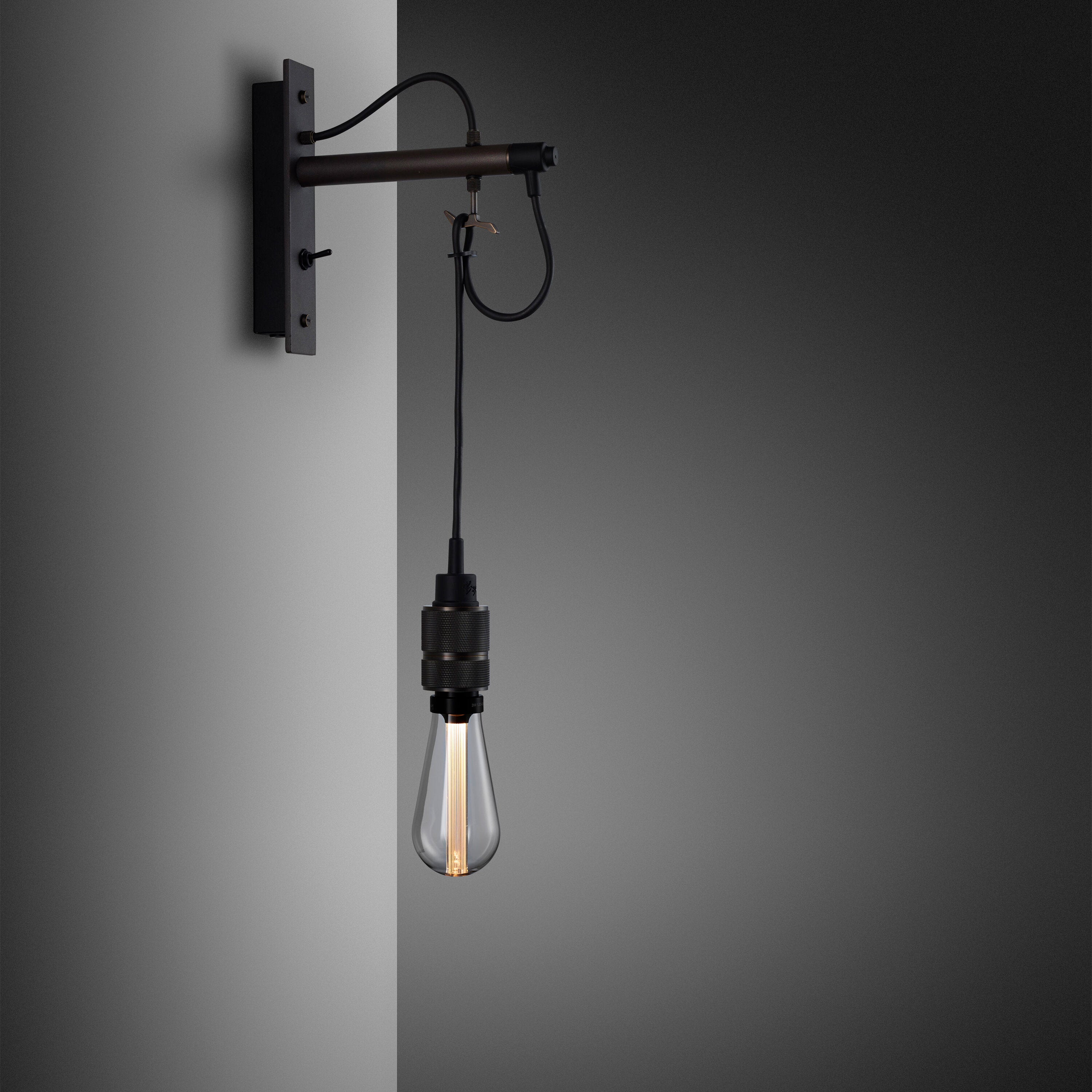 Hook Wall Nude væglampe i graphite og bruneret messing  • Buster + Punch