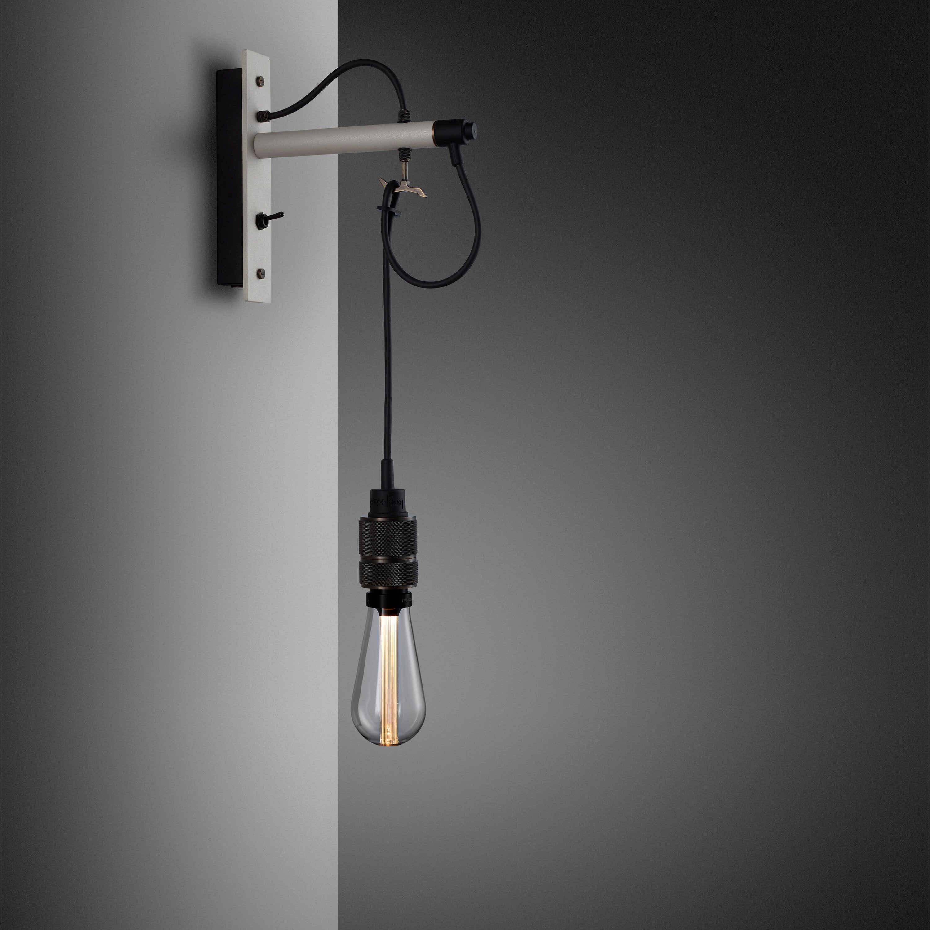 Hook Wall Nude væglampe i stone og bruneret messing  • Buster + Punch
