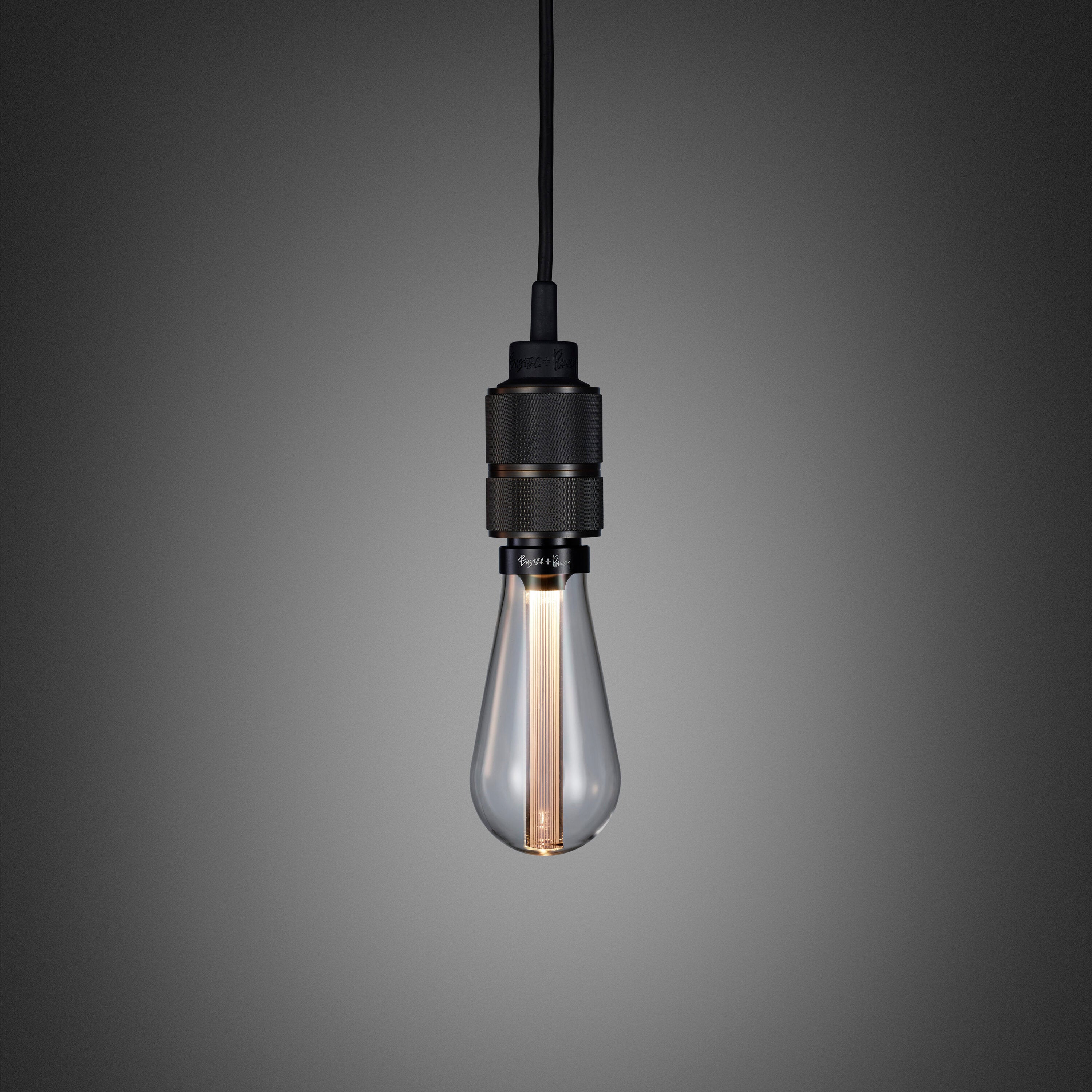 Enkel pendel lampe med fatning i bruneret massiv messing med diamond cut (cross) mønster fra Buster + Punch. Lampen har en krog i bruneret massiv messing, som gør det muligt at justere højden på lampen.