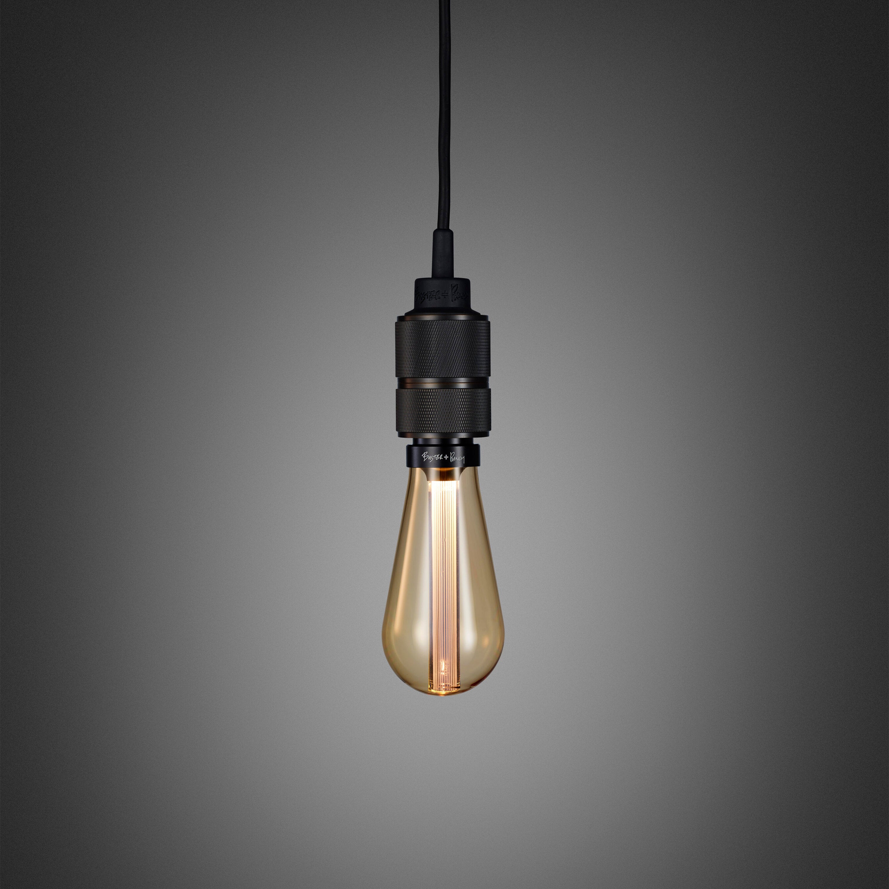 Enkel pendel lampe med fatning i bruneret massiv messing med diamond cut (cross) mønster fra Buster + Punch. Lampen har en krog i bruneret massiv messing, som gør det muligt at justere højden på lampen.