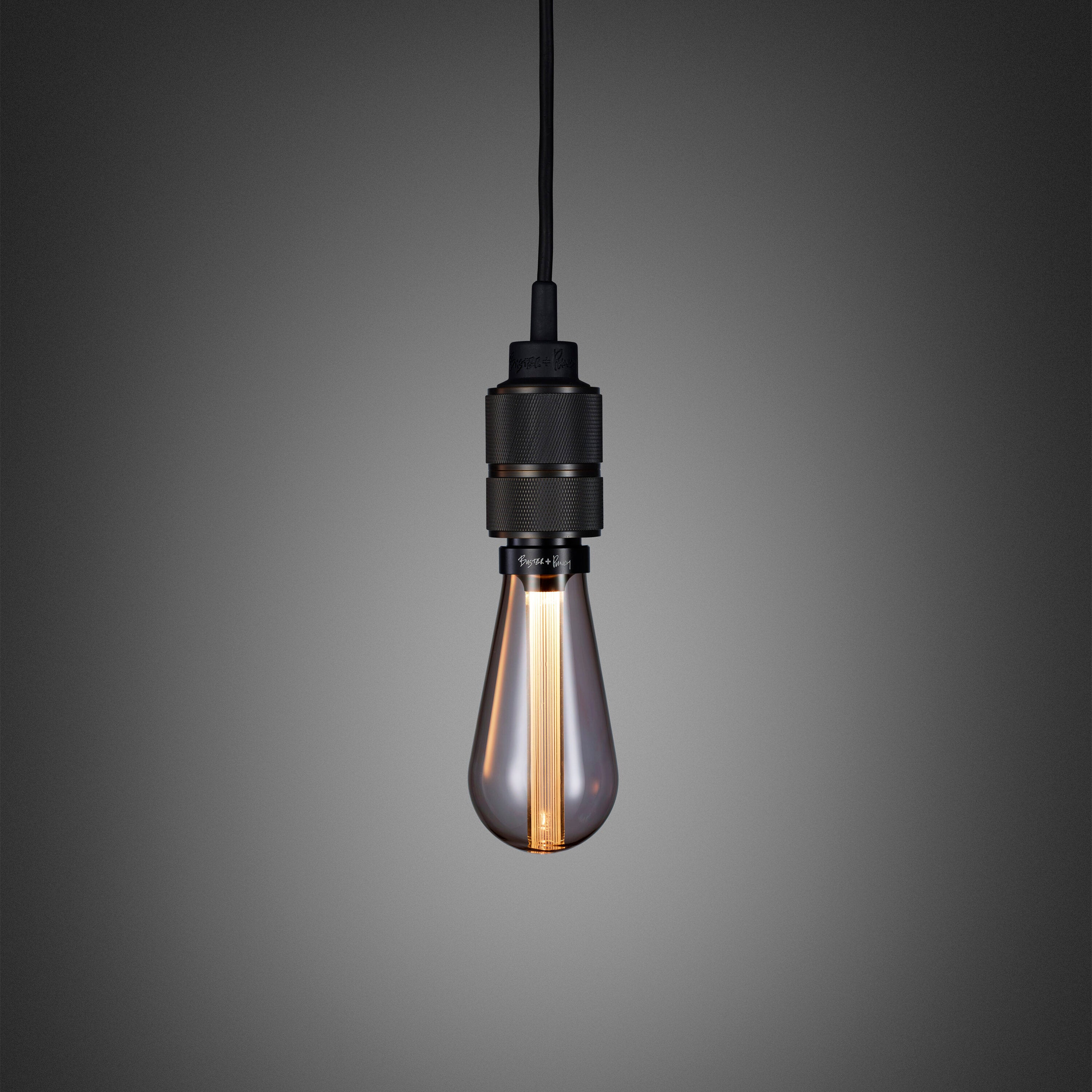 Enkel pendel lampe med fatning i bruneret massiv messing med diamond cut (cross) mønster fra Buster + Punch. Lampen har en krog i bruneret massiv messing, som gør det muligt at justere højden på lampen.
