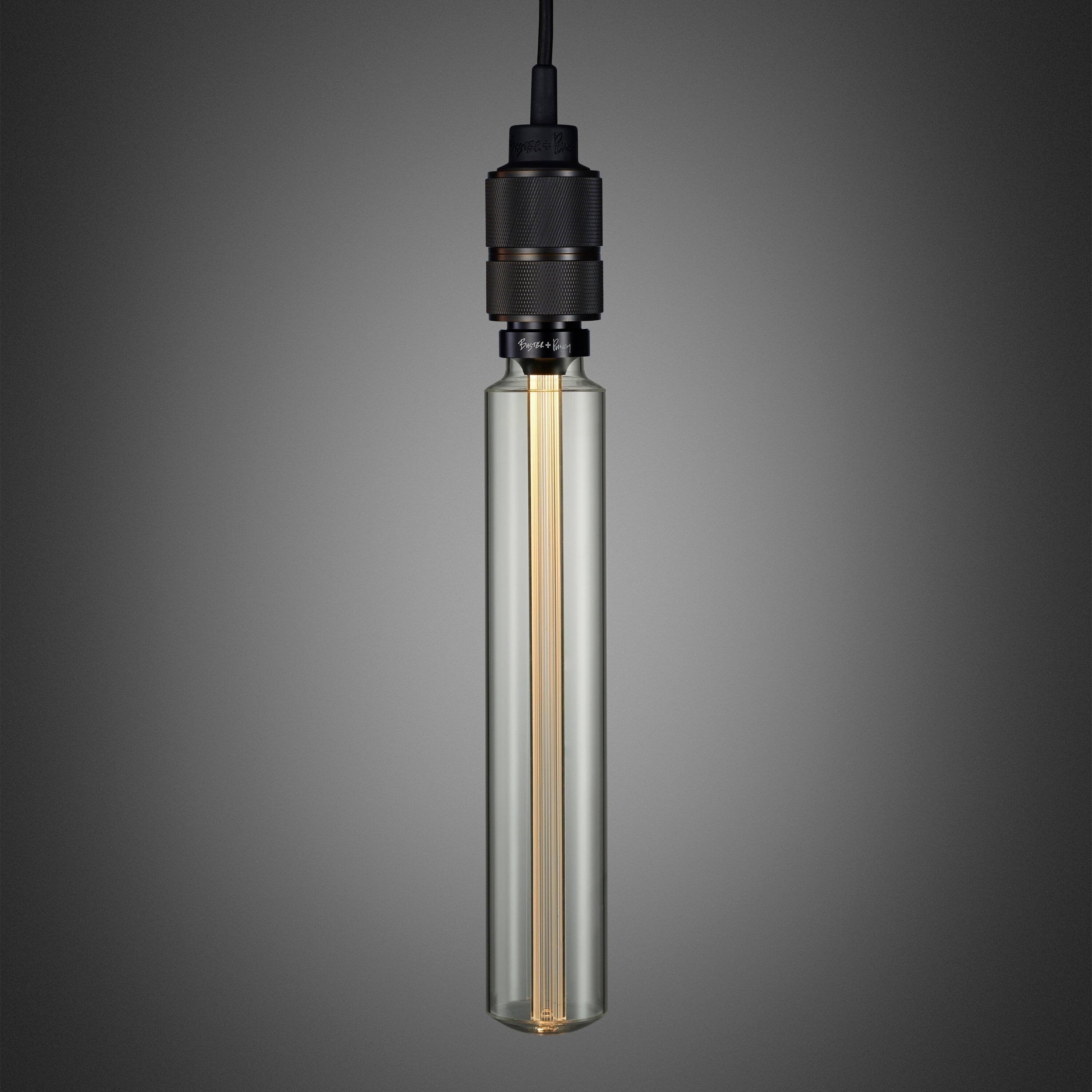 Enkel pendel lampe med fatning i bruneret massiv messing med diamond cut (cross) mønster fra Buster + Punch. Lampen har en krog i bruneret massiv messing, som gør det muligt at justere højden på lampen.