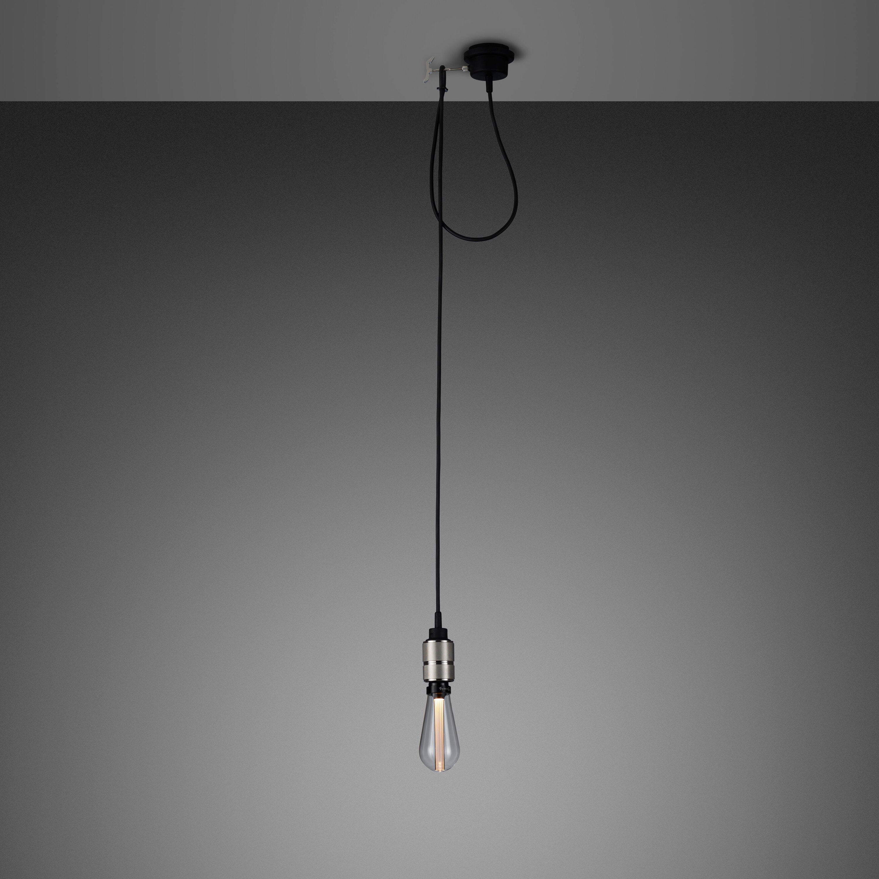 Enkel pendel lampe med fatning i rustfri stål med diamond cut (cross) mønster fra Buster + Punch. Lampen har en krog i rustfri stål, som gør det muligt at justere højden på lampen.