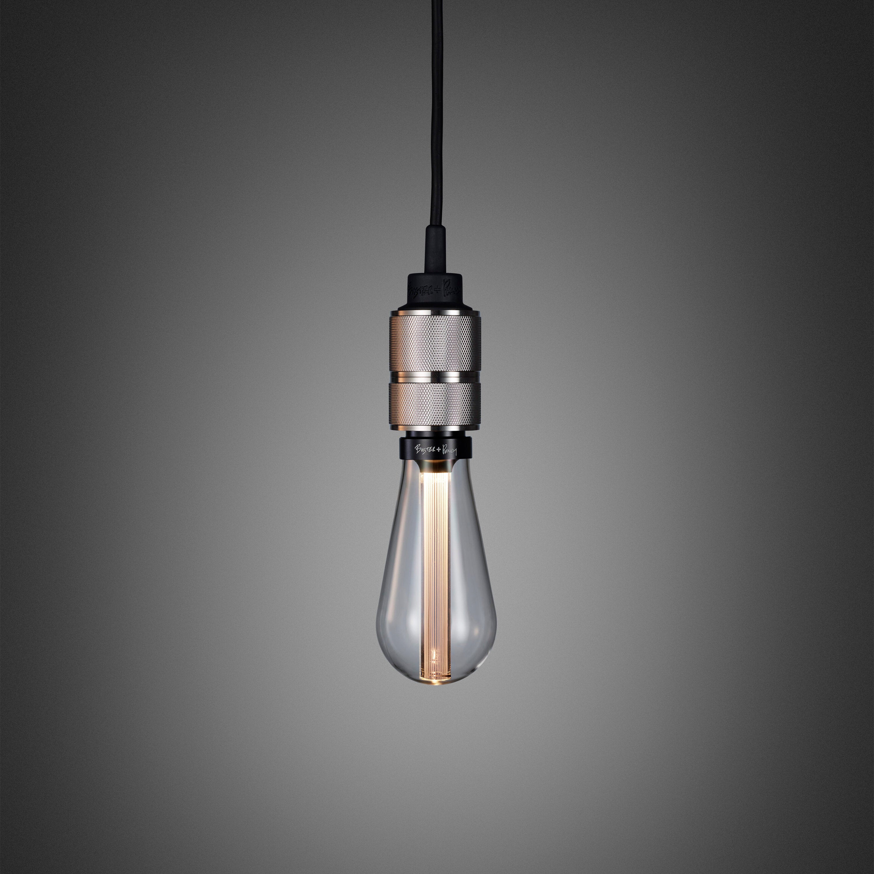 Enkel pendel lampe med fatning i rustfri stål med diamond cut (cross) mønster fra Buster + Punch. Lampen har en krog i rustfri stål, som gør det muligt at justere højden på lampen.