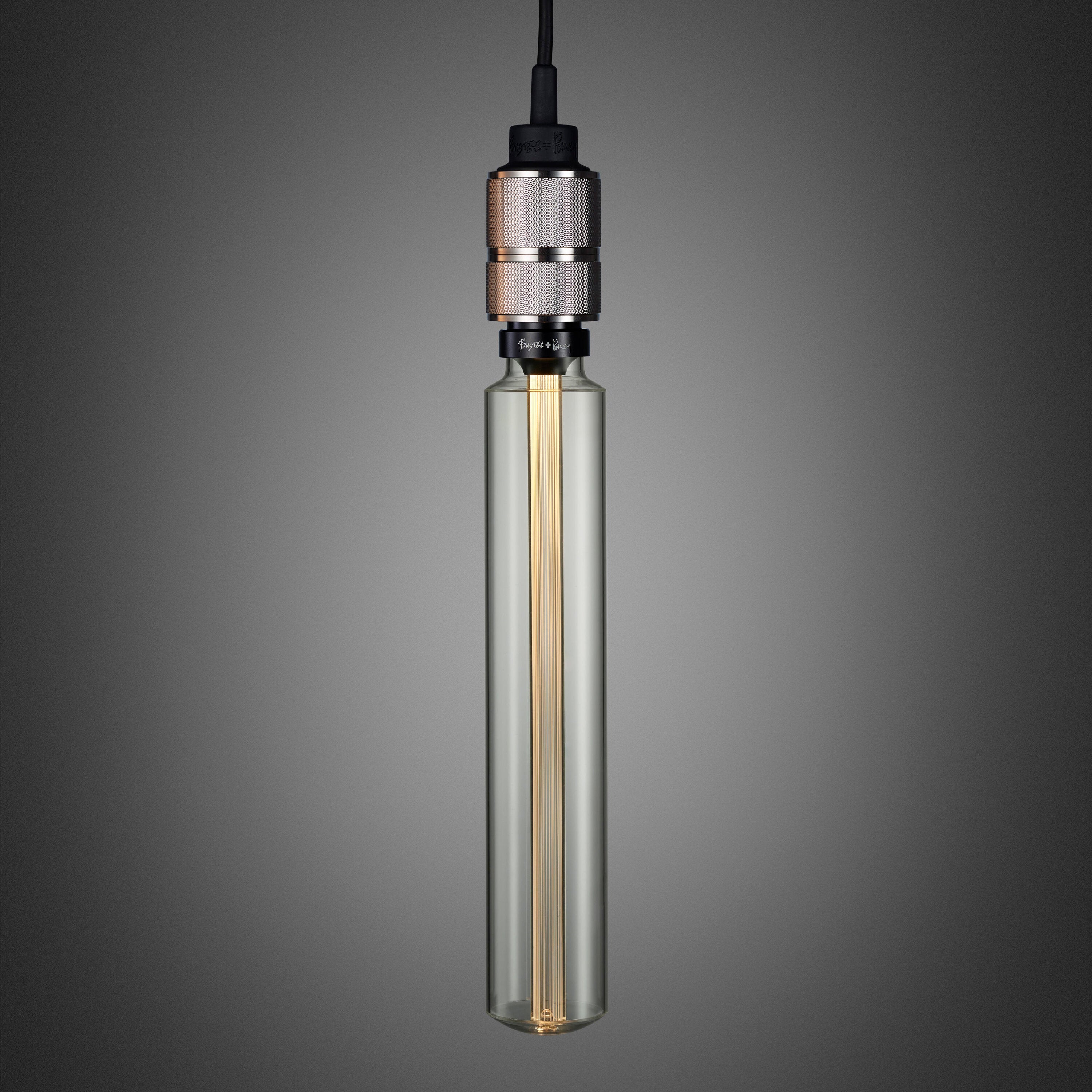 Enkel pendel lampe med fatning i rustfri stål med diamond cut (cross) mønster fra Buster + Punch. Lampen har en krog i rustfri stål, som gør det muligt at justere højden på lampen.
