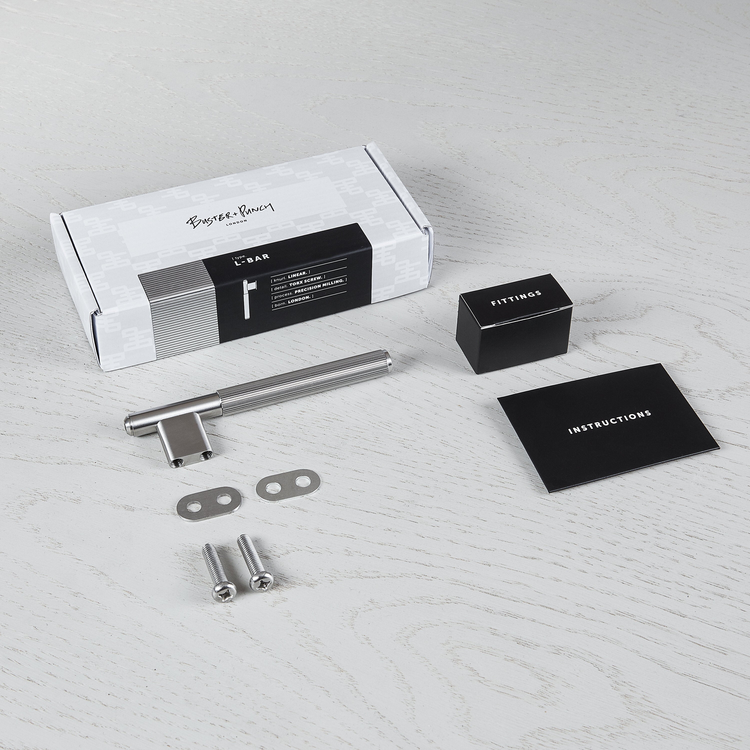 L-bar køkkengreb fra Buster + Punch i rustfri stål med linjeret mønster.