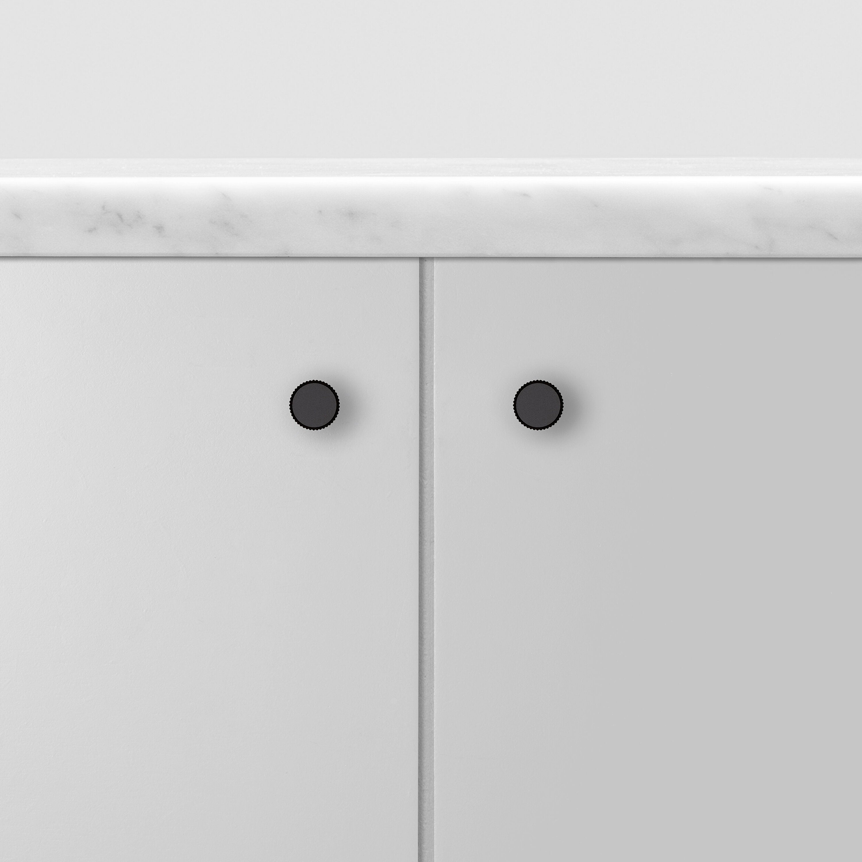 Buster + Punch møbelknopper i dyb sort aluminium med linjeret design i høj kvalitet